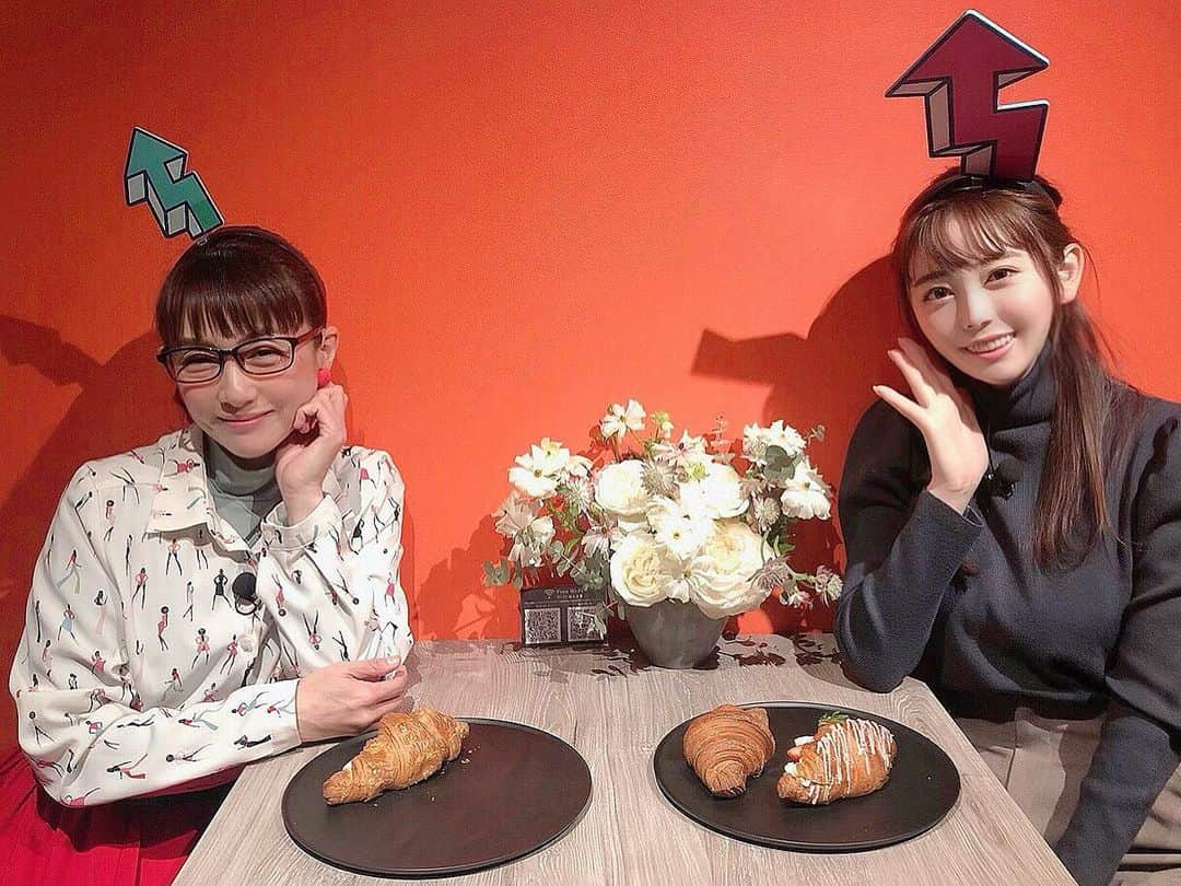 辻満里奈さんのインスタグラム写真 - (辻満里奈Instagram)「今日は、タダイマ！の新コーナー「さきっちょチェケラッチョ」のロケです⬆︎⬆︎✨  こちらは、1軒目にお邪魔したクロワッサンの専門店「cafe de crock」🥐 @cafedecrock   フランス仕様のお洒落な店内に感化されて、姉さんもオードリーヘップバーンのようになっています🇫🇷💕  #rkb毎日放送 #タダイマ！ #新コーナー #六本松カフェ #六本松グルメ #クロワッサン専門店 #cafedecrock #カフェドクロック #さきっちょチェケラッチョ #さきっちょシスターズ #姉さん #石本愛 さん #妹 #マリーナ #アナウンサー #辻満里奈」3月31日 15時14分 - marina__tsuji