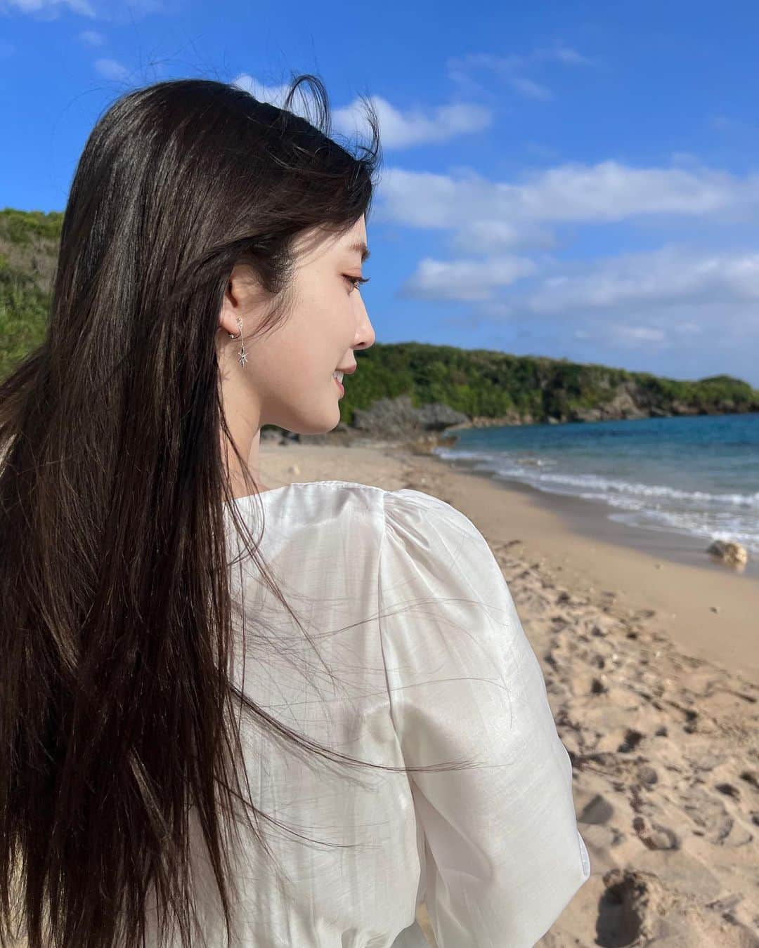 松田るかさんのインスタグラム写真 - (松田るかInstagram)「沖縄セルラーさんの新CMが公開されました！ 『沖縄のために5Gは何ができるか』 沖縄セルラーさんの公式YouTubeでもご覧いただけます◎  沖縄出身のシンガーソングライターAnlyさんの歌う"Alive"にのせて、沖縄セルラーさんが5Gで実現したい想いをこめた新CMです◎  この日は午後から雲が多くなり、夕景で撮影できるかなと不安になりながらスタッフ陣みんなで砂浜で待機していた所、まるでモーセのように晴れ間が差し、綺麗な夕景での撮影が出来ました☺️ あの日は本当にすごかった…！ 写真は曇る前の昼！  綺麗な景色のオフショットもたくさん撮ってもらったので、ちょこちょこ上げていきますね◎ . #沖縄セルラー #沖縄 #浜比嘉島 #海」3月31日 15時37分 - imrukam