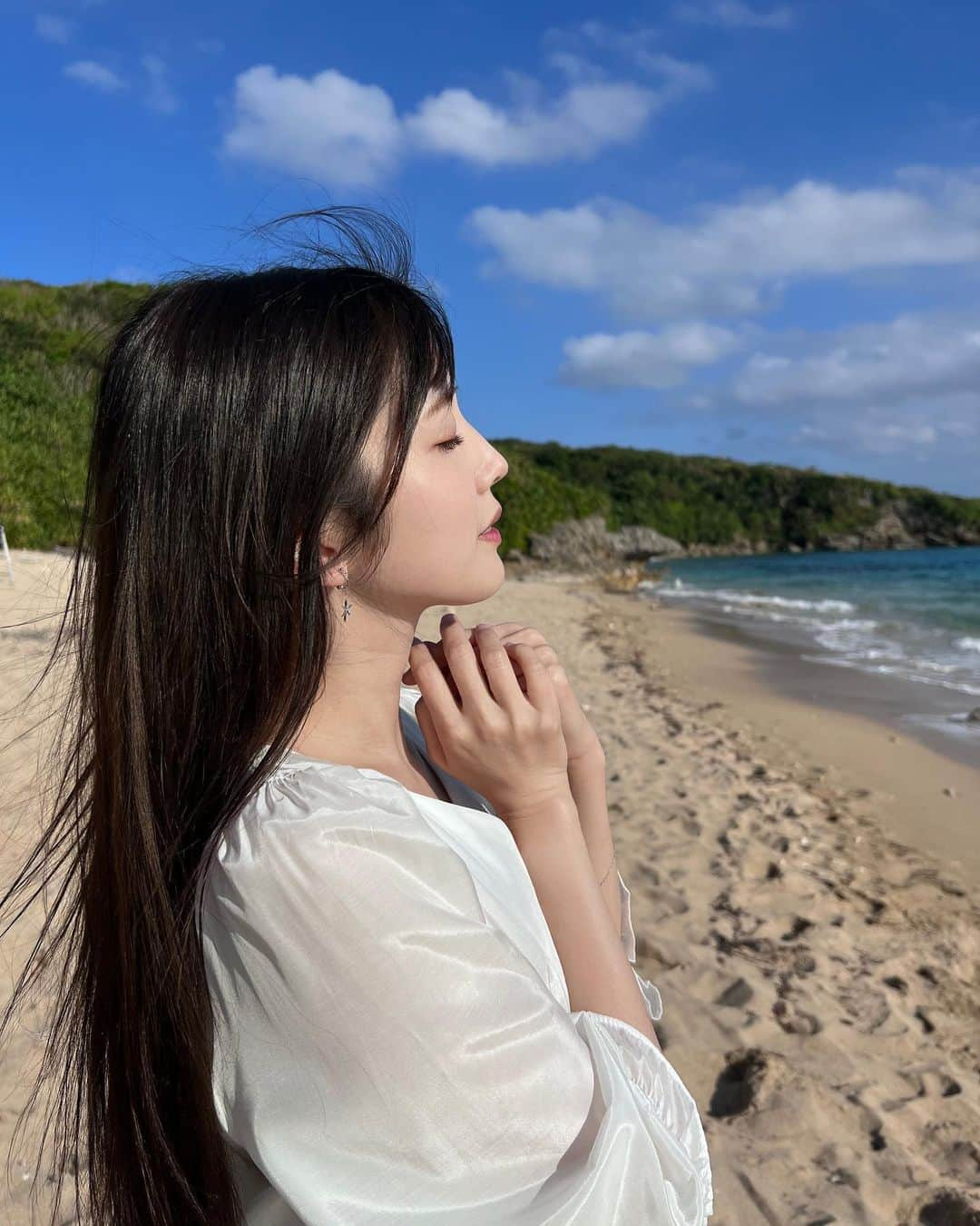 松田るかさんのインスタグラム写真 - (松田るかInstagram)「沖縄セルラーさんの新CMが公開されました！ 『沖縄のために5Gは何ができるか』 沖縄セルラーさんの公式YouTubeでもご覧いただけます◎  沖縄出身のシンガーソングライターAnlyさんの歌う"Alive"にのせて、沖縄セルラーさんが5Gで実現したい想いをこめた新CMです◎  この日は午後から雲が多くなり、夕景で撮影できるかなと不安になりながらスタッフ陣みんなで砂浜で待機していた所、まるでモーセのように晴れ間が差し、綺麗な夕景での撮影が出来ました☺️ あの日は本当にすごかった…！ 写真は曇る前の昼！  綺麗な景色のオフショットもたくさん撮ってもらったので、ちょこちょこ上げていきますね◎ . #沖縄セルラー #沖縄 #浜比嘉島 #海」3月31日 15時37分 - imrukam