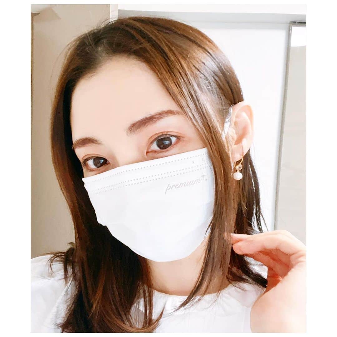 のインスタグラム：「あっという間に年度末、ですね。  今日はラジオのお仕事に。 とっても楽しくて、ためになって、励みをいただけたお仕事でした。 放送日などはまたお伝えしますね。  マスクは、「ナノAG＋AIRマスク SILKEY FIT Premium」  生活上、不織布マスクマストの場所が多く、マスクによる肌の摩擦に悩んでいたところ、 @lamariage_omotesando さんで見つけました。  内側が人工シルクでしっとりと優しい質感。  まだマスク生活は続きそうなので、これからも良い商品を見つけたらご紹介しますね〜。  #マスク #不織布マスク」