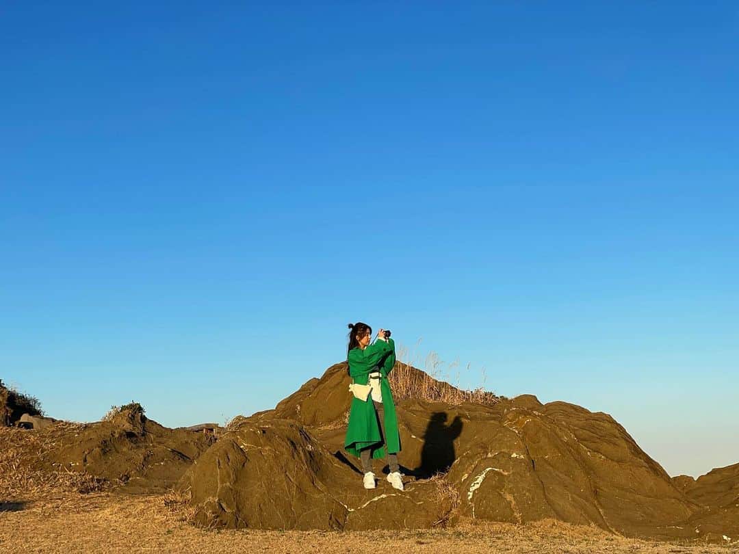 のインスタグラム：「「NEXT TRIP〜千葉・南房総ぶらり自転車たび〜」 今夜21:00〜放送です。  旅の後編は、よりアクティブに！ 自転車で様々な場所へ行き、 ガラス工房や、いちご狩り、花摘み等、はじめての経験もしてきました。  なにより、旅の最後にみた地平線に沈む夕日が忘れられない。  スタッフさんたちと皆で 夕日へ向かい平和を祈りました。  とても綺麗に映像に残っているので、ぜひ観ていただきたいです。  P.S. 今回の旅は、マイカメラを持参して、見た物をパシャパシャ。 OAには私が撮った写真がいっぱいでてきます。 こんなに使って頂けるなら、 頑張って撮ってよかった〜😂 ３枚目の夕日を撮る姿から、 私の真剣さが伝わるかと(笑)  お楽しみに！  #nexttrip #南房総」