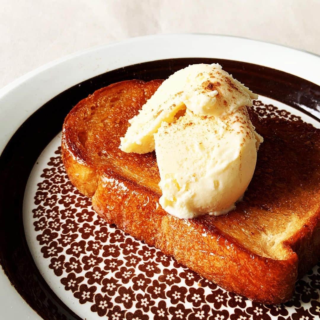 志摩有子さんのインスタグラム写真 - (志摩有子Instagram)「甘いものを欲してフライパンでメープルトースト。ちょっと硬くなったパンも美味しく食べられる。バターで両面を香ばしく焼いてからメイプルシロップをたらりと。カリッとキャラメリゼさせてバニラアイスとシナモンパウダー。アールグレイと一緒に。満足満足。  #メイプルバタートースト  #おやつタイム #ハーゲンダッツ #ハーゲンダッツバニラ最強」3月31日 16時29分 - ariko418