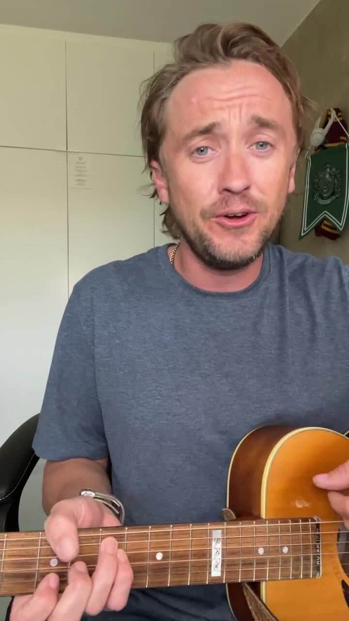 トム・フェルトンのインスタグラム：「Please Be - ❤️」