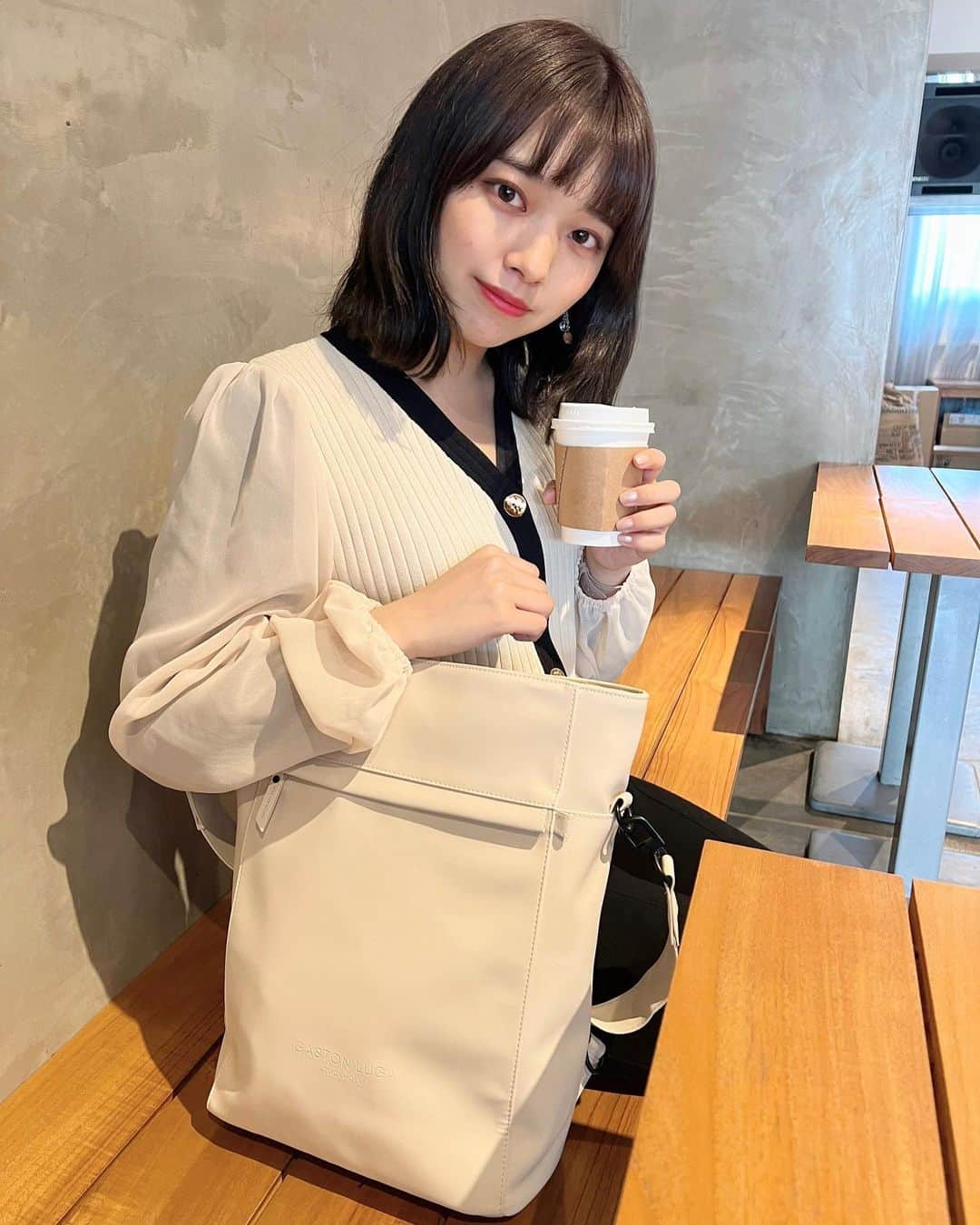 横山キラのインスタグラム：「会社でも使えそうなバッグ♡  パソコンも入るので、とても便利です！  髪型も少し変えました！どうですか〜🙃  こちらのバッグは @gastonluga さんのものです！  公式オンラインストア(https://gastonluga.com)にて、割引コード【KRYK15】を入力していただくと、15%オフになるそうです！  是非チェックしてみてください✨  (送料無料＆返品交換返送料無料、国内発送)  #GastonLuga #ガストンルーガ #リュックサック#バックパック # ヴィーガンレザー  #pr」