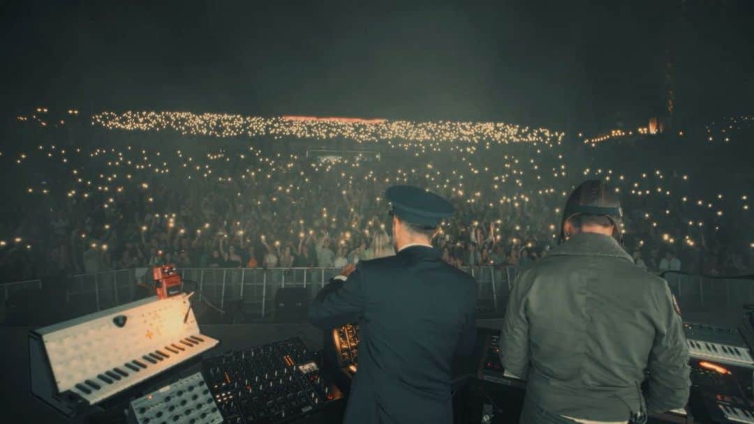 Flight Facilitiesのインスタグラム：「Melbourne lighting our way home on Saturday night  @thisisowleyes  @shevindphoto」