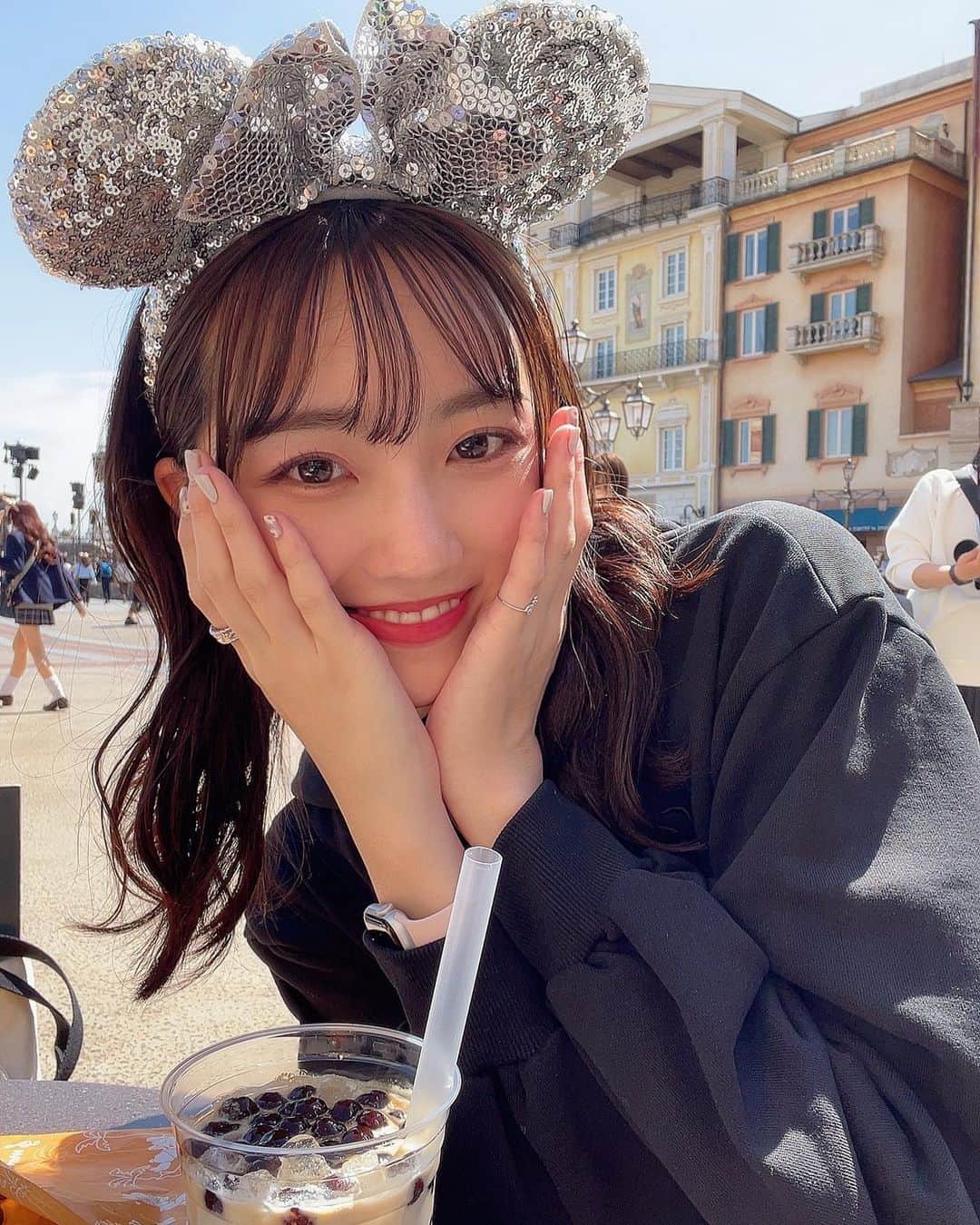 川平朱莉のインスタグラム：「風間先生を真似して、シー来たら朝ごはんは絶対ここって決めてる！  2年ぶりのコーヒータピオカラテはやっぱりおいしい！！！！！！🙂👌🏻 （タピオカより目立って写った写真）」