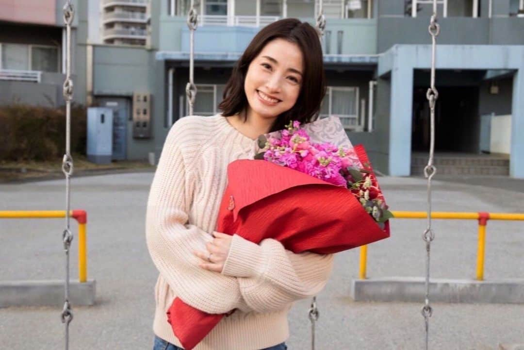 となりのチカラのインスタグラム：「.  ／ 　#となりのチカラ  💐クランクアップ💐 ＼  チカラの妻・いつも明るくテキパキしている 中越灯役の #上戸彩 さんだ🐱  誰よりチカラのことを理解し信頼している灯。 たくさんの人が中越夫妻に憧れたと思うぞ🌻  おつかれさまだな🐾」