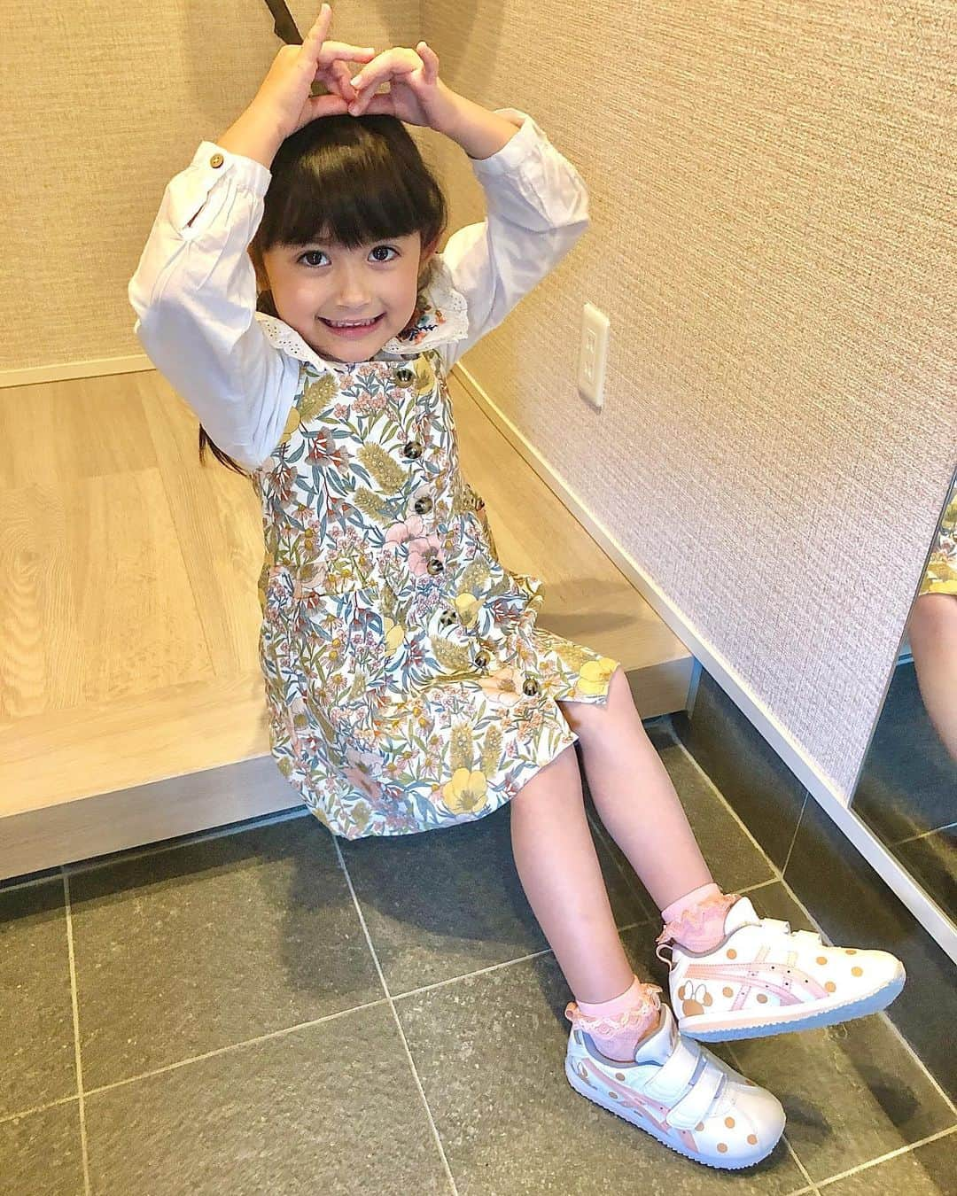 舟橋菜々のインスタグラム：「新しいシューズにウキウキ丸👟💖 大好きなミニーマウス×ピンクドットにテンション上がって蟹化してました✌️🥳✌️🦀  @asics_kids_japan のスクスクシリーズは、ホールド力・通気性・クッション性など子供に優しい履き心地はもちろん、親目線でも思いきり遊ばせられる安心感が嬉しい🙌🏻✨ #PR#ad#ASICSKIDS#ASICS#SUKU2#Disney#micky#minnie#スクスク#ディズニー#ミッキー#ミニー#キッズシューズ#子供#育児#子育て」