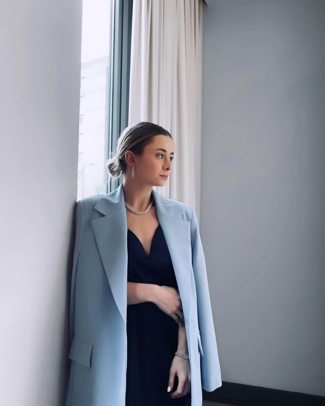 ケリー・イングラムのインスタグラム：「All dressed up for free drinks and canapés🍸」