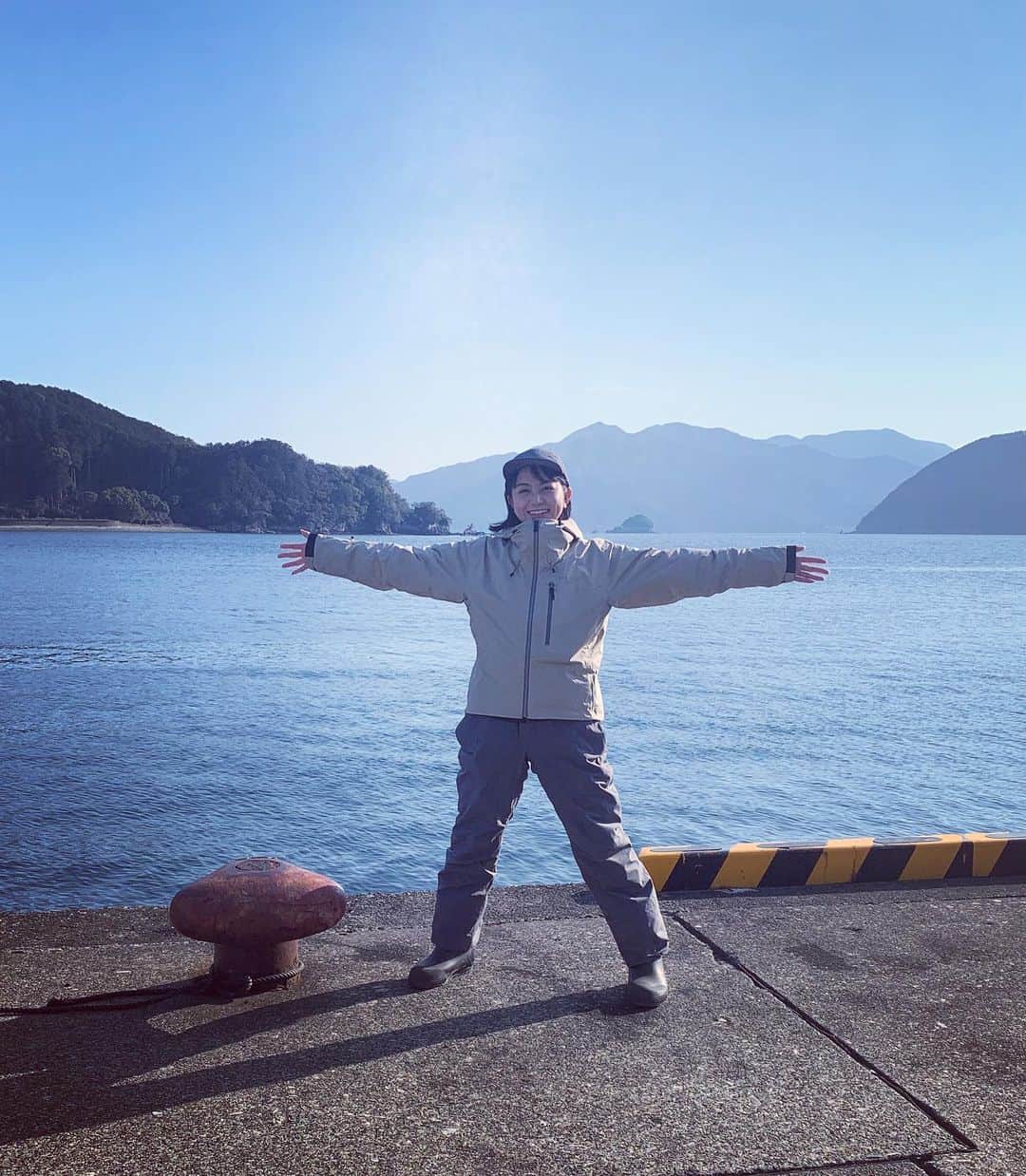 長沢裕のインスタグラム：「…  昨日は釣り百景放送日！ ご覧くださった皆様ありがとうございました！  尾鷲での釣りはアオリイカに次いで2回目でしたが今回も美しい景色に癒されました。  イカ先生こと富所潤さんとの釣りはいつも最後にドラマがあり、前回は粘りに粘って、や〜っとアオリイカが来てくれ、今回は最後の最後で2人同時にスルメイカゲットとなりました🙏✨  苦しい時間帯があるからこそ面白い！  @juntomidokoro  改めてありがとうございました。  #スルメイカ#ケンサキイカ #メタルスッテ#釣り百景 #尾鷲湾  自家製の塩辛の旨いったらありゃしません。白米どんどんいけます。柚を多めに入れるのがポイントです。」