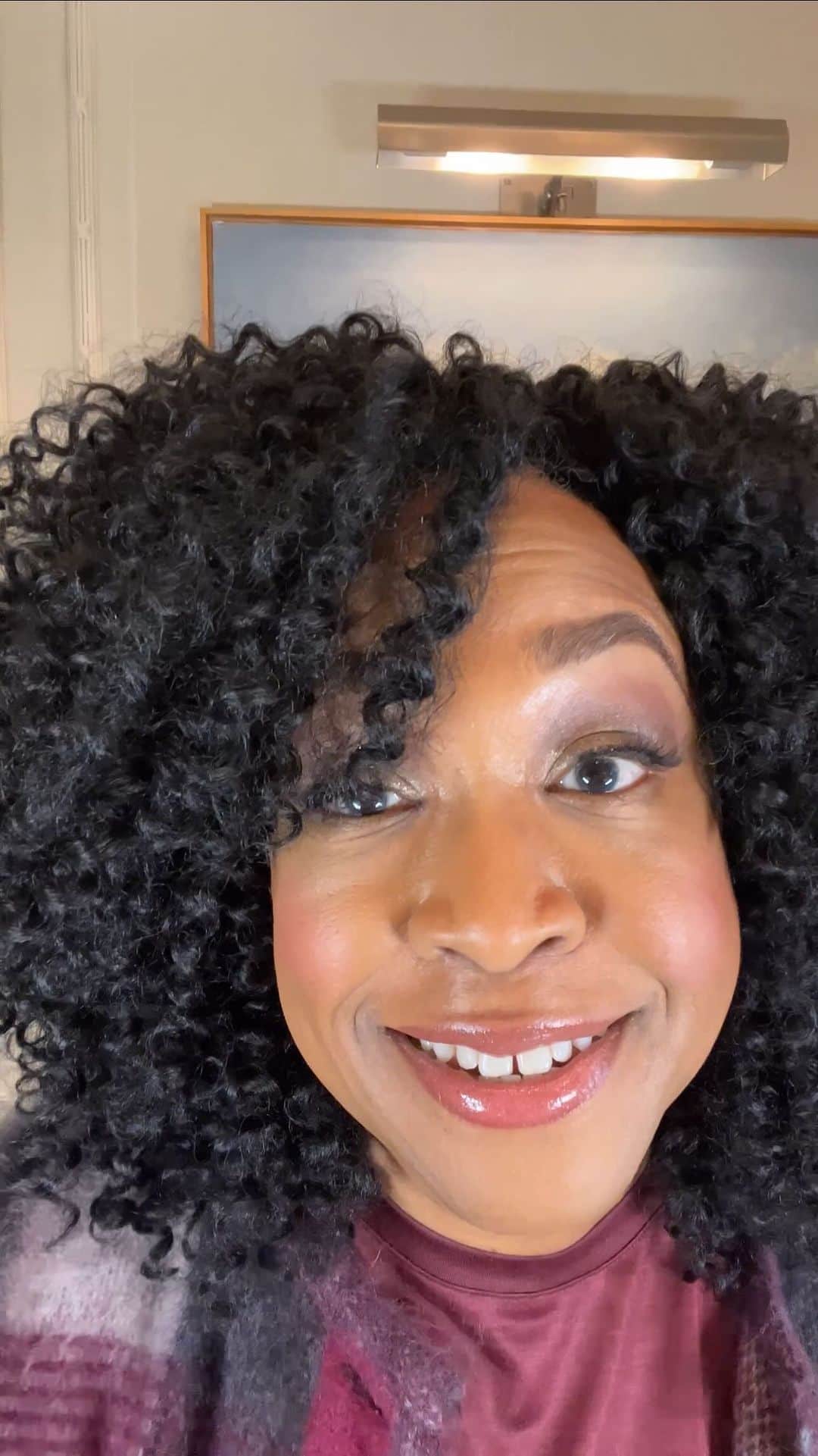 のインスタグラム：「People. Bridgerton: The Official Podcast is about to be back for season 2! Get your #Bridgerton fix next week, April 7 wherever you listen to podcasts. Tap 👇🏾 for a reminder!」