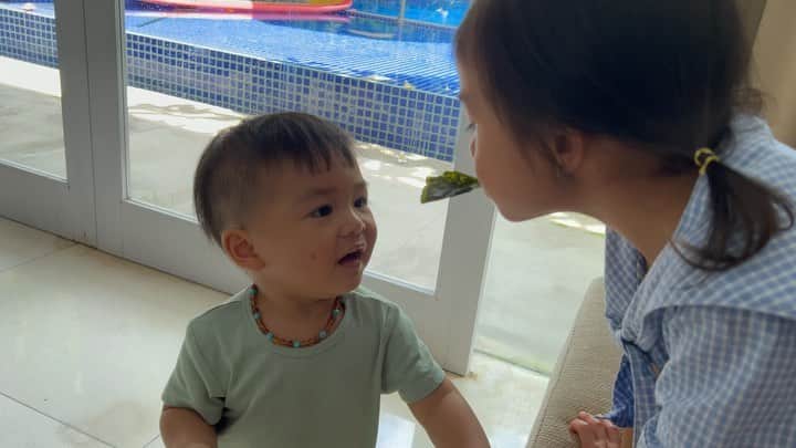 チェルシー・オリビアのインスタグラム：「Sweet banget ini anak berdua… Si adek si tukang makan,ambil semua-nya di ambil abis itu kabur.. Si cece sayang adek rela makanan kesukaan dibagi ke adek @nastusha.olivia.alinskie @dante.oliver.alinskie」