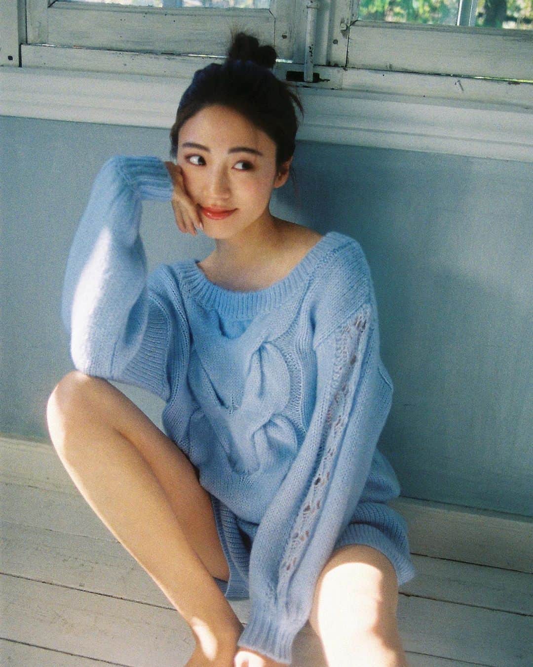 志田友美（ゆうみん）のインスタグラム：「明日 4/1 19:00〜情報解禁🌿  Ravijourのルームウェア♡ リアルにおうちで愛用中🫶🏽 中でもお気に入りはこの２つ💭  @ravijour_official #ravijour #roomwear #ラヴィジュール #ルームウェア」