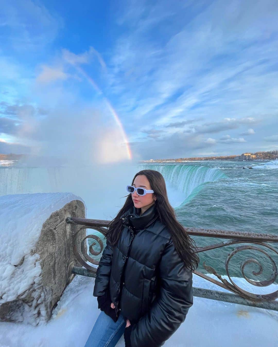 正本レイラのインスタグラム：「Niagara Falls🇨🇦🇺🇸 カナダとアメリカの国境にある滝💙 奥に見えるのがニューヨーク州で本当に神秘的な空間だった❤️‍🔥  夜と昼はまた別物の素晴らしさ…⭐️ ライトアップが綺麗だったよ💛💙  #niagarafalls #ナイアガラ #ナイアガラの滝」