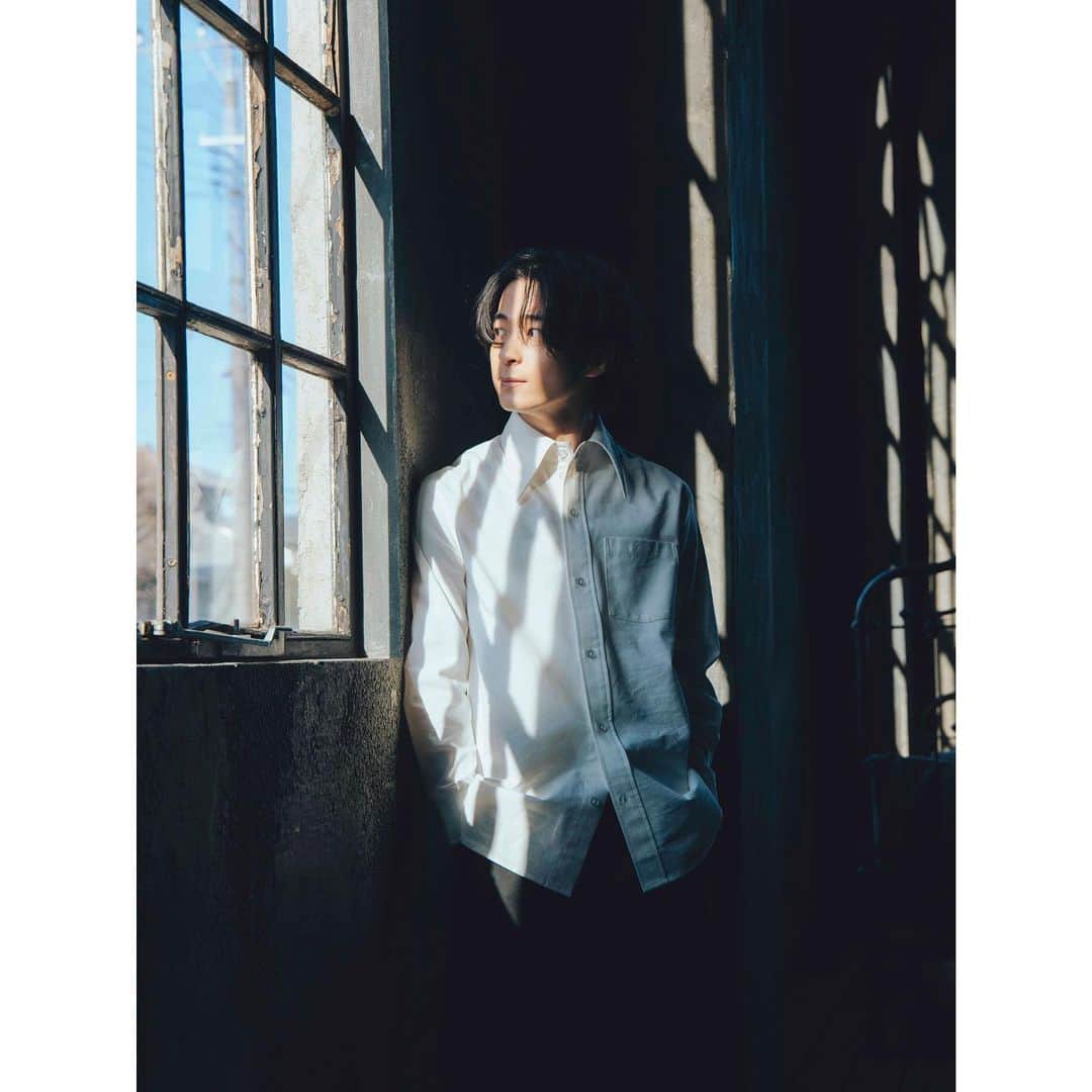 和田颯のインスタグラム：「. シャツって良いよな〜 @how_official2022」