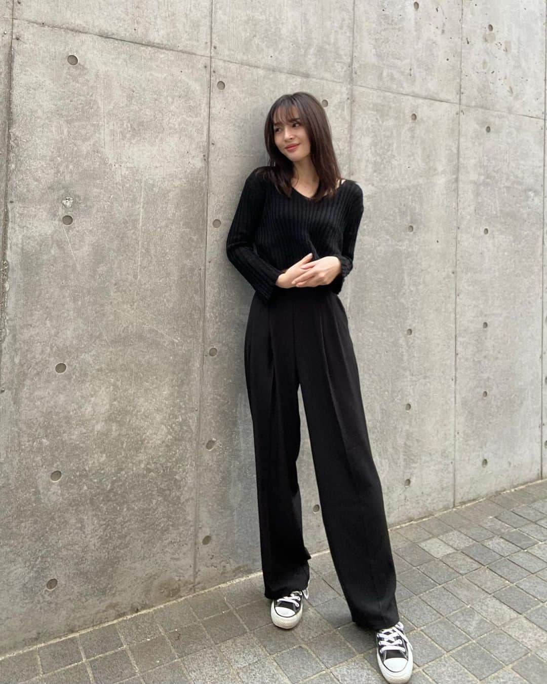 神部美咲さんのインスタグラム写真 - (神部美咲Instagram)「私服はやっぱり真っ黒が落ち着く☺️  #じんぶ私服」3月31日 20時20分 - jimbu_misaki