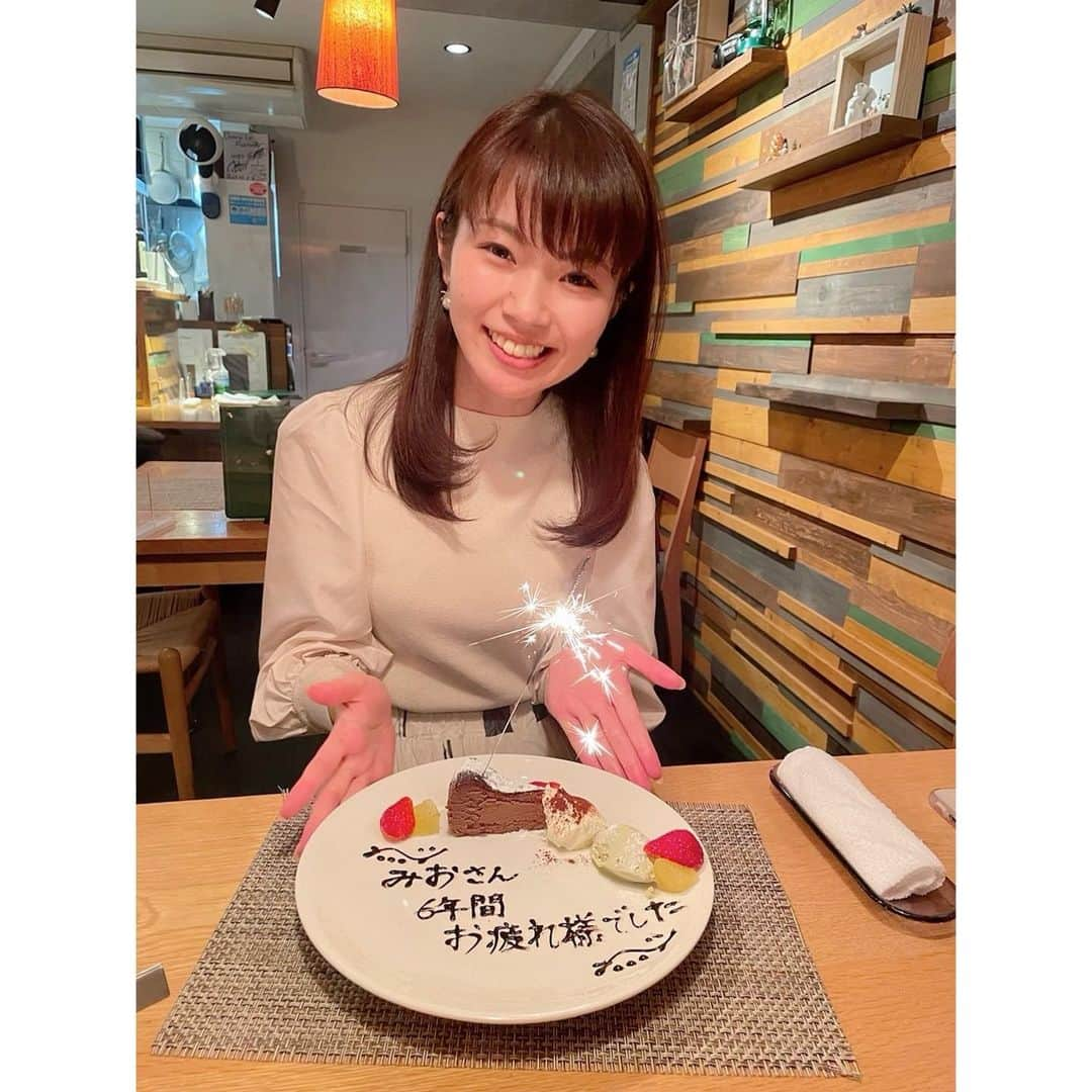 唐川美音のインスタグラム：「🌸  退社報告の投稿にたくさんのコメントをくださり、 ありがとうございました🥲✨ 温かいコメントばかりで、 6年間は宝物だと改めて実感しました。 皆さまには心から感謝しております。  そして先日、大好きな後輩たちが お疲れ様会を開いてくれました🥰 あっという間に時間が過ぎ… 最後はサプライズプレートまで🥺✨✨ 信頼できる後輩がいつも側にいてくれて 6年間頑張ることができました。 本当に本当にありがとう。幸せです☺️💕  桜も満開の中、明日から新年度ですね🌸 明るい気持ちで頑張りましょう！！  #宝物の後輩たち #心からありがとう♡」