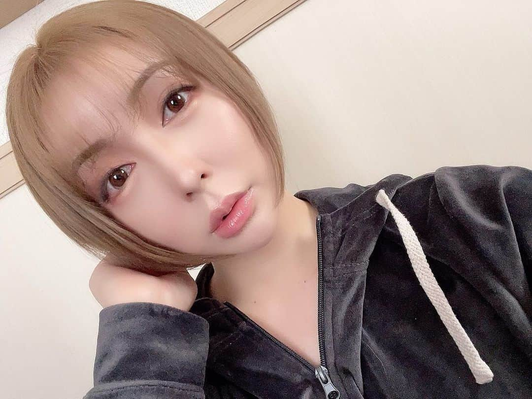 桃華ゆりあさんのインスタグラム写真 - (桃華ゆりあInstagram)「美容院でカラー失敗してからその後自分で染めたヘアカラーがこちら🙆‍♀️  #ミルクティーベージュ #ミルクティーカラー  #市販カラー  #市販ヘアカラー  #ハイトーンカラー  #ハイトーンボブ  #ハイトーンショート  #ショートヘアー  #ベージュカラー  #ブリーチカラー  #ブリーチ1回  #ボブアレンジ  #ショートヘアアレンジ  #ハイトーンベージュ  #ハイトーンカラーブリーチ  #染めた  #染め粉  #ミルクティーブラウン」3月31日 20時26分 - choooova