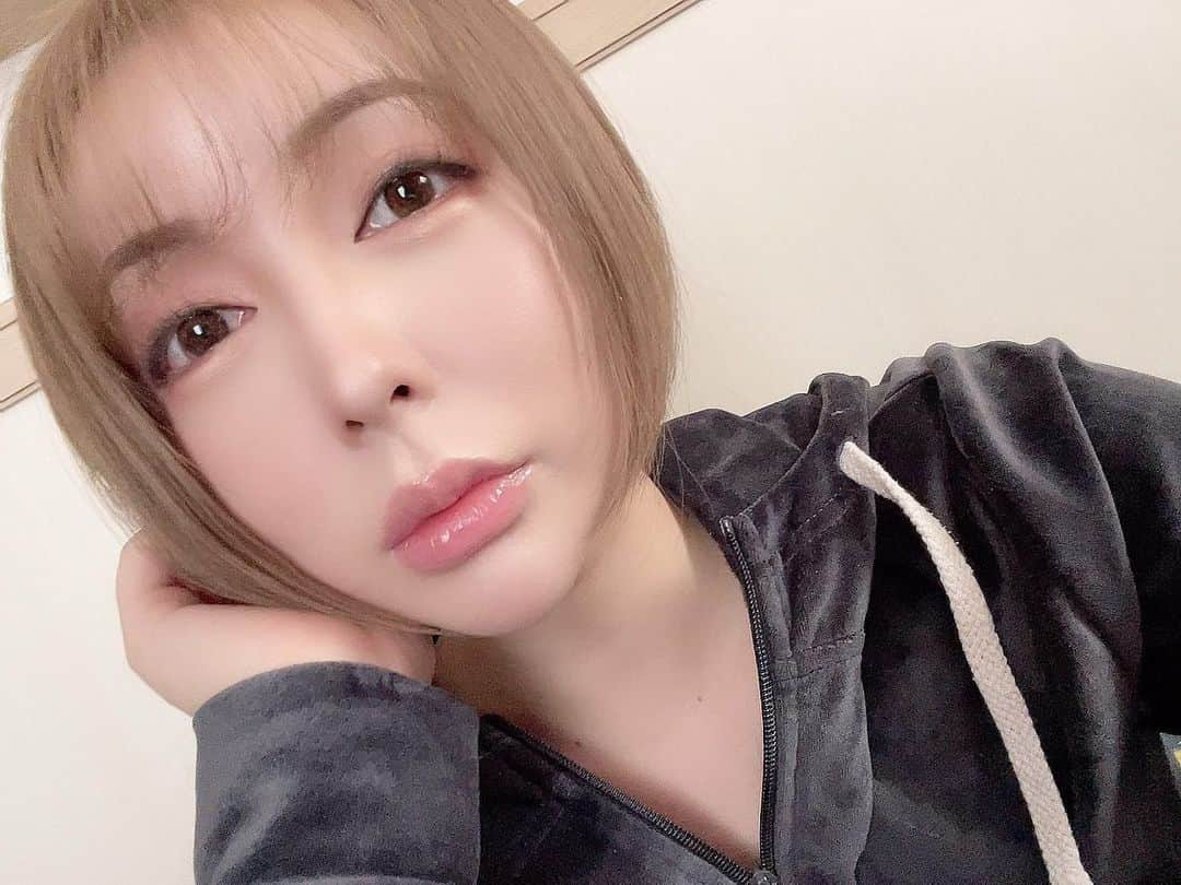 桃華ゆりあさんのインスタグラム写真 - (桃華ゆりあInstagram)「美容院でカラー失敗してからその後自分で染めたヘアカラーがこちら🙆‍♀️  #ミルクティーベージュ #ミルクティーカラー  #市販カラー  #市販ヘアカラー  #ハイトーンカラー  #ハイトーンボブ  #ハイトーンショート  #ショートヘアー  #ベージュカラー  #ブリーチカラー  #ブリーチ1回  #ボブアレンジ  #ショートヘアアレンジ  #ハイトーンベージュ  #ハイトーンカラーブリーチ  #染めた  #染め粉  #ミルクティーブラウン」3月31日 20時26分 - choooova