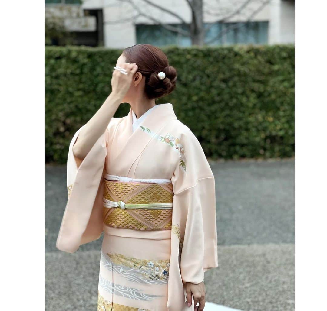 神崎恵さんのインスタグラム写真 - (神崎恵Instagram)「・ 先日のお着物🌸 わたしには珍しく、やわらかなピンクでそろえました。 帯締めにグリーンを入れ春らしく。 4枚目は息子が撮ってくれました。 照明がオレンジなので、色が黄色にみえていますが、1枚目と同じものです。横からは、こんな感じになっています。  #CHANEL /eye color レ キャトル オンブル384 #decorte /face color ＡＱ　ブラッシュ6 #lunasol /lip プランプメロウリップス03  #着物 #着物ヘア #着物メイク」3月31日 20時32分 - megumi_kanzaki