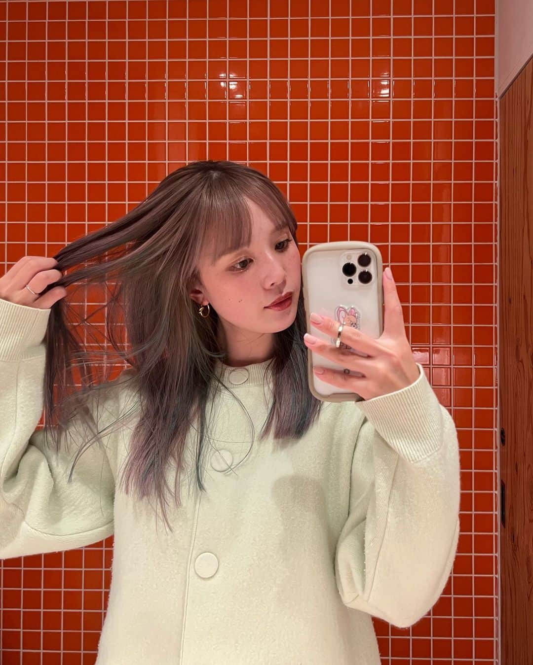 目見田早弥子のインスタグラム：「🐐🍐🤍 デザインカラー気分変わって良いね🫧 カーディガンの毛玉取らないと🫠」