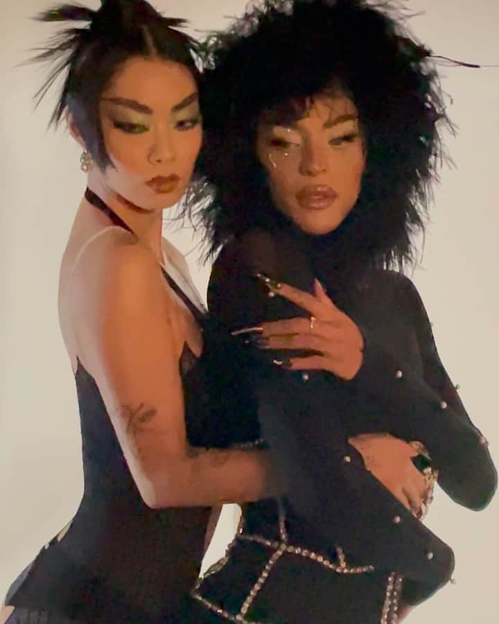 リナ・サワヤマのインスタグラム：「FOLLOW ME @pabllovittar feat me out tonight !!!!!!!! 🔥🔥🔥🔥🔥 can’t wait for u to hear this bop !!!!!」