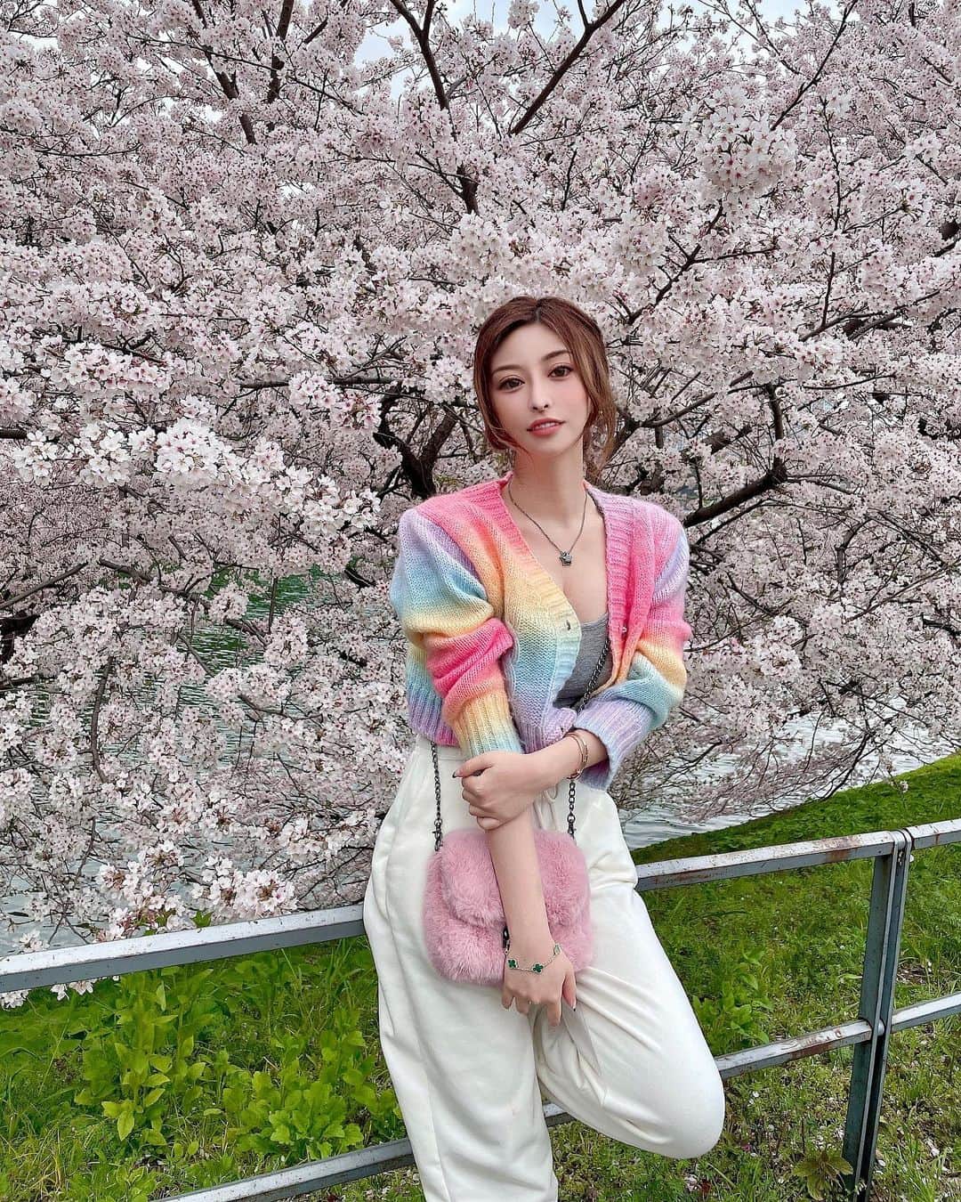 藤咲めいのインスタグラム：「来年も綺麗な桜をみれますように😌🌸 . . . #桜 #sakura #皇居 #桜田門 #春コーデ #ユニコーンカラー #🦄 #🌸 #ファーバッグ #ジョガーパンツ #クロップド丈 #カーディガン」