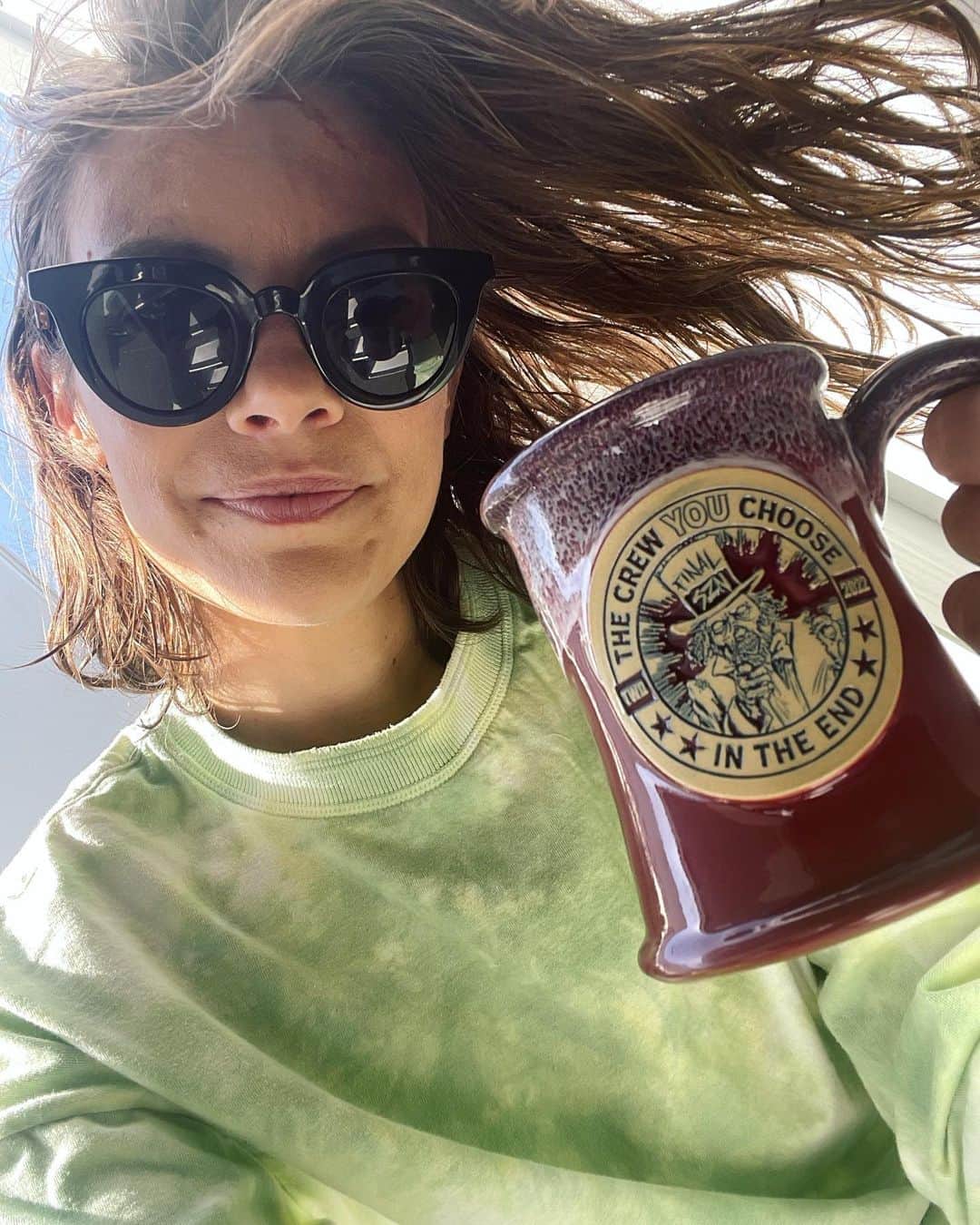 ローレン・コーハンのインスタグラム：「I don’t have the words right now, but I want to raise my cup to the crew of The Walking Dead. Thank you. 11 seasons. My heart is full.」