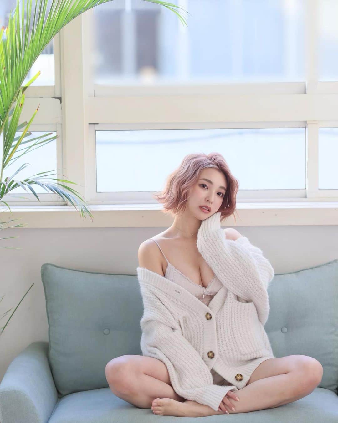 Hitomiのインスタグラム：「❤︎  電動歯ブラシ🪥✨@dentaly__   月額330円で本体代無料🔥 しかも本体永久保証付き❣️ 故障しても本体代無料で交換してもらえるよう😭✨  電動歯ブラシ高くて手が出せない方に おすすめだよー🌸🫣💕  📷　@shinichiyasuda  💄　@ban1331   #電動歯ブラシ　#dentaly」