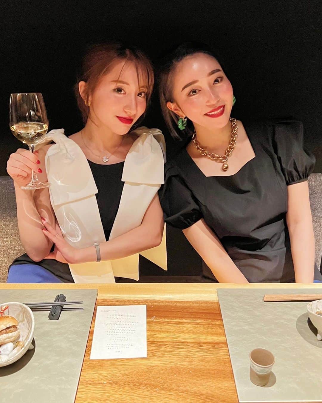 のインスタグラム：「2人でゆっくりDinnerの日♡ めちゃくちゃ雰囲気の良い肉割烹 @nikukappou_asatsuyu を 朝香がリザーブしてくれてました❤️ ありがとう🦋 🐗🦆🐓🐷🐻🐮 どれも本当に美味しくてワインが進んだね🍷 目の前で観れるライブ感も楽しかったなん🔥 男性の皆様📣 女性とのデートにもおすすめです🤭❤️ そして2人共ドレス @anne2018_official でした♡ #肉割烹asatsuyu  #肉割烹#ジビエ#大阪グルメ #堀江グルメ#お肉」