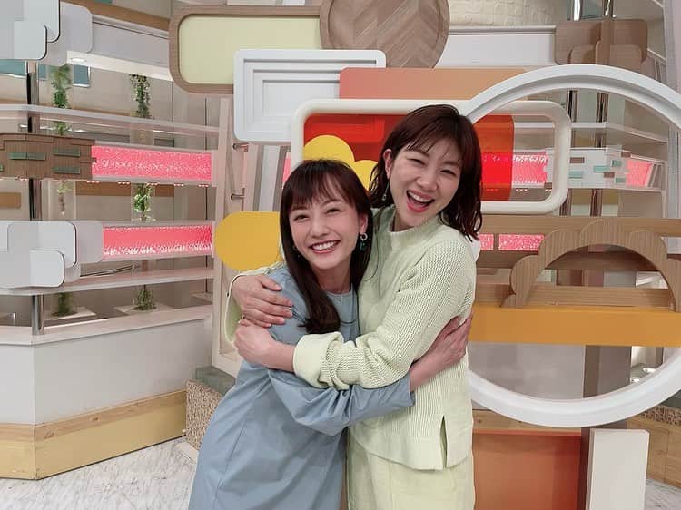 のインスタグラム：「『グッド!モーニング』最後の火曜日🌸 快活で、前向きで、優しくて、カッコいいのに可愛らしくて、可憐で…… 私にない物ばかりを持っている憧れの玲ちゃん、これまで本当にありがとう🌸 私は『グッド!モーニング』を離れるけどこれからも仲良くしてね🤍  #潮田玲子 さん @reikoshiota_official  #同い年  #かわいすぎる  #ありがとう #島本真衣」