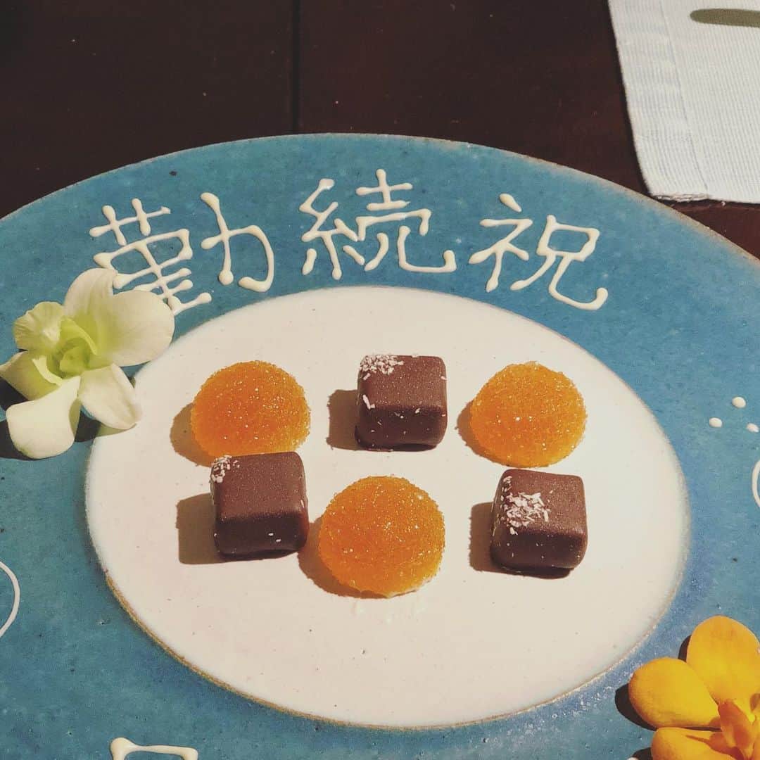 のインスタグラム：「🌸 フジテレビに入社して、今日で丸３０年。 ありがたい事に家族で勤続３０年のお祝い🥂をしました。  河田町のフジテレビに入社した頃、とんねるずのお二人が、人間黒ひげ危機一髪ゲームで巨大なクレーン🏗で飛ばされているのを見て、 「凄い会社に入社したなぁ。」とびっくりしたのを今でも鮮明に覚えています。  あれから３０年。  テレビを取り巻く環境は、激変していますが、変わらない事が一つあります。  それは、スタッフを大切にするという事。 当たり前の事かもしれませんが、これは、新人研修の時に先輩の益田由美さんから教わった言葉です。  アナウンサーは、放送の最後の送り手ですが、一人では何も出来ません。今まで支えて下さったスタッフの皆さんにただただ感謝です。  もっともっと上手になりたいと、３０年経っても思います。  さあ、明日からも頑張ろう。  #勤続３０年 #長く働いたな #とんねるず #人間黒ひげ危機一髪ゲーム #河田町のフジテレビ  #スタッフを大切に #３１年目」