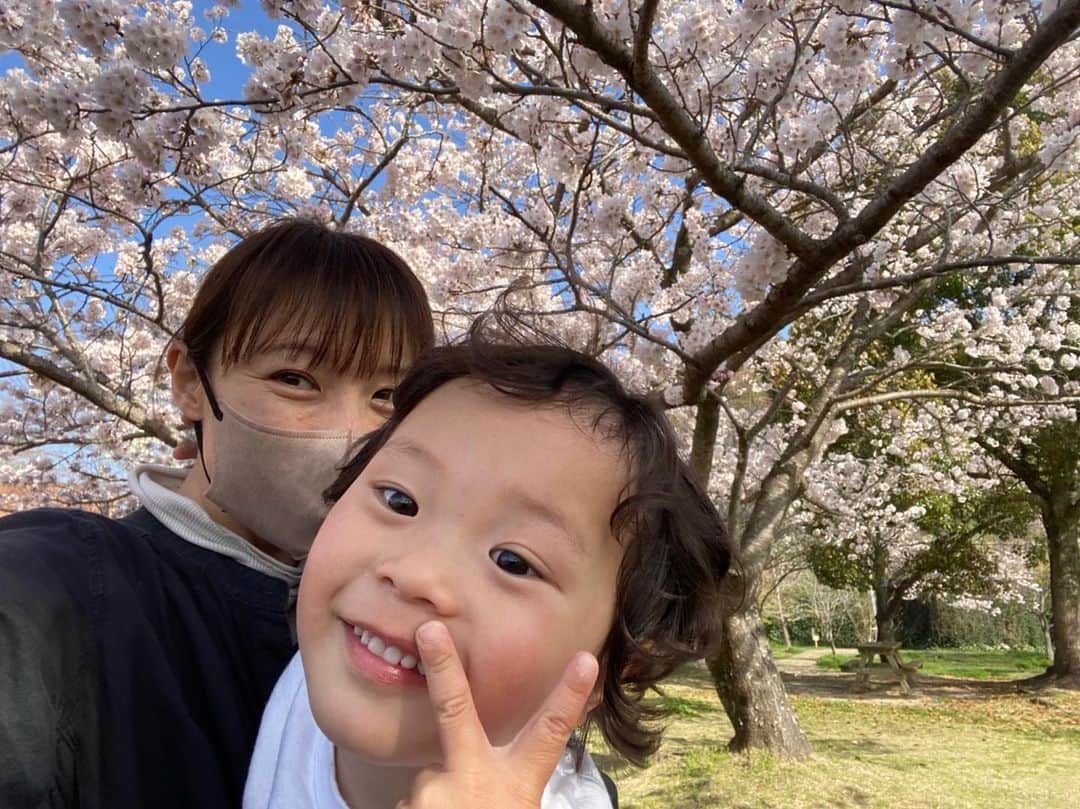 エハラマサヒロさんのインスタグラム写真 - (エハラマサヒロInstagram)「春やね。実家帰省中のちーちゃんから大の画像が届いた。  #花見も行ってないからなんか嬉しかった #うたくん裏ピースでギャル化してる」3月31日 21時24分 - eharamasahiro