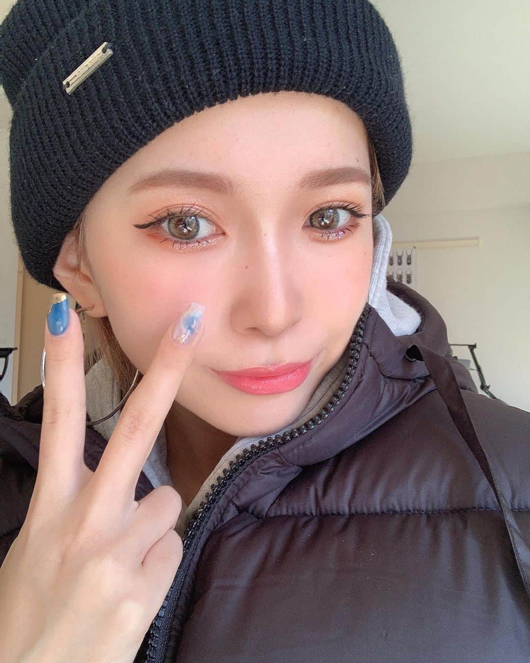 のインスタグラム：「たまにはジドリ🫠  やっとアップデートしたから 絵文字使いたかっただけ。🫠  あとどうでもいい事なんだけど 実は後ろにクワガタのカレンダー 飾ってるんだよね。  それと #インスタフォロワー減ったんだが？」