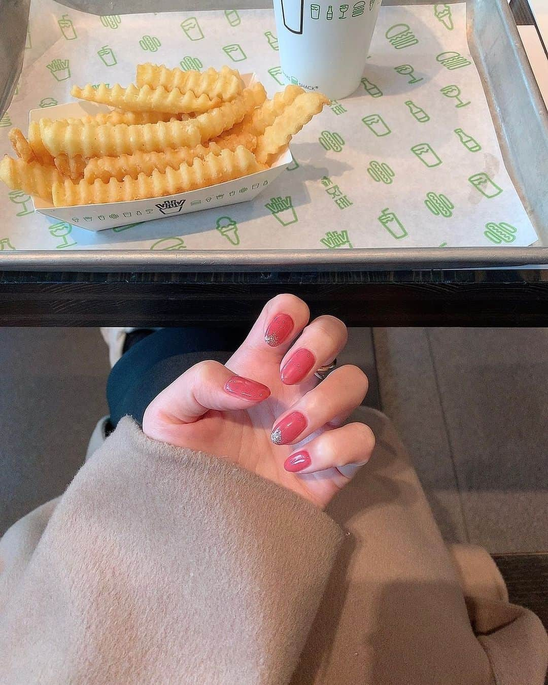 古賀文沙さんのインスタグラム写真 - (古賀文沙Instagram)「・ ・ ・  春はピンク🍒  ・ ・ ・  #newnail  #春ネイル」3月31日 21時39分 - ayasa_koga