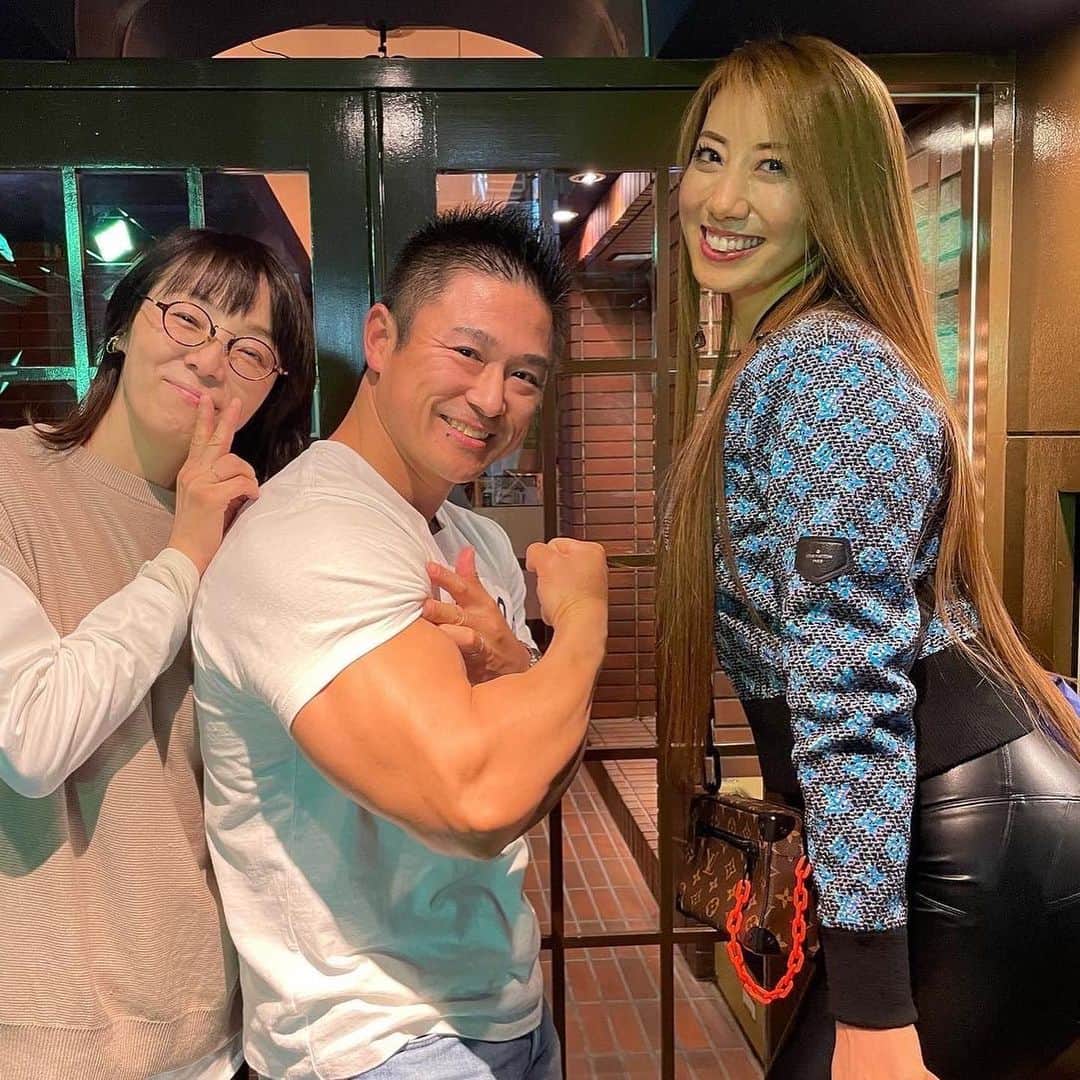 のインスタグラム：「春はお別れの季節🌸🌸  松尾選手と私。  初優勝する前、まだ全く無名の頃から、いつも気にかけてくれるお兄ちゃんのような存在でした。  顔をあわせれば、 いつもいつも、気を引き締めろと何度も何度も繰り返しアドバイスしてもらいましたね。  なにか困ったり、苦しい時、良い時も、悪い時もいつも気にかけて支えてくださいました。  アジア大会のバックステージでは 準備をなにからなにまで 色々手伝っていただきました。  アジア大会の私が優勝が決まった時は、松尾選手は、レストランでのんきにご飯を食べていました笑🤯😆🤨  いつもほんとに感謝しています、ありがとうございます😭😭  筋トレや競技を始めなかったら、 素晴らしい仲間に出会えなかった本当に一期一会に感謝しかありません。  名古屋から北海道へ‼️‼️ 松尾ご夫妻が大好きです❤️💕 本当にたくさんお世話になりました。ありがとうございました😭  @k_matsuo.s60  @mieko1217   #bodybuilding  #筋トレ仲間  #ボディビル」