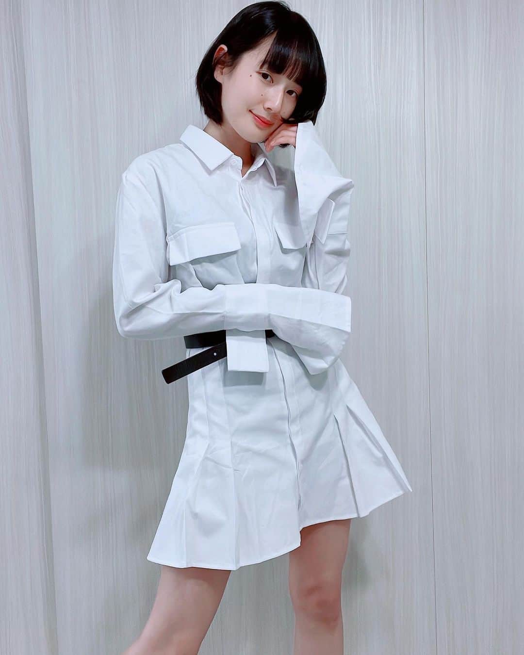 高嶋香帆のインスタグラム：「珍しくミニスカート💁‍♀️  @rimuela_official  #rimura #rimuelastyle #リムエラ #ホワイトコーデ #ワンピースコーデ #ミニスカート」