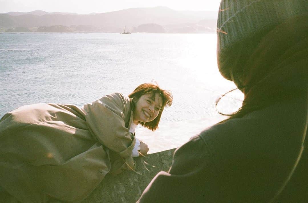 岸井ゆきののインスタグラム：「明日、４／１から『やがて海へと届く』公開です。 撮影時の写真がまだありました。是非、都合と具合がよければ観てください🌸 4月公開の映画は正直私も観たいものばかりですけれども、中川組も忘れずチェックしていただけると幸いです。 映画はあんまり観ないなあって方も、気になってくれてたらいいなあ。 映画はやっぱりスクリーンで観るのがわたしは好きで、映画館に脚を運ぶまでにもドラマがあって、劇場には魔法があって、おわったあとには帰路があって。おうちでテレビサイズで観るのとはまたちがう世界に連れていってくれる、と思います。  明日から四月で、ただでさえ不安定な時期のはじまりに不安を持つ方も多いかもしれないですが、できれば不安よりもワクワクを胸に、わずかでも微笑んでいてほしいです。 あたらしい生活が、観たい映画のことや好きなもののこと忘れるくらい楽しいと良いね！！！こんなこと言っちゃアレだけどでもそれは幸せなことだからいつか思い出してくれたらうれしいし、これから出会う人と共有してくれたらそれもしあわせ！  色んなことに用心して、夜は冷えるからあたたかくして、よくねてください☺️」
