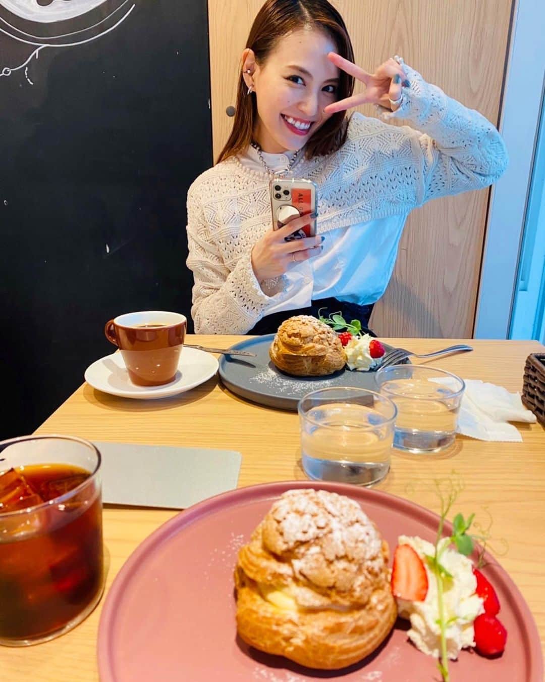 田野アサミさんのインスタグラム写真 - (田野アサミInstagram)「🌸👻 シュークリームピース✌️ Cream puff peace✌️ シュークリームみたいなお花もと----っても可愛かった🥺🏵🏵🏵🏵🏵 #田野アサミ#asamitano#🏵 ※写真撮る時だけマスク外してます I take off the mask only when taking a picture🤍. どうしたらこんなに可愛いフォルムになるんだろう🏵自然すごい🧡」3月31日 21時56分 - tano_asami