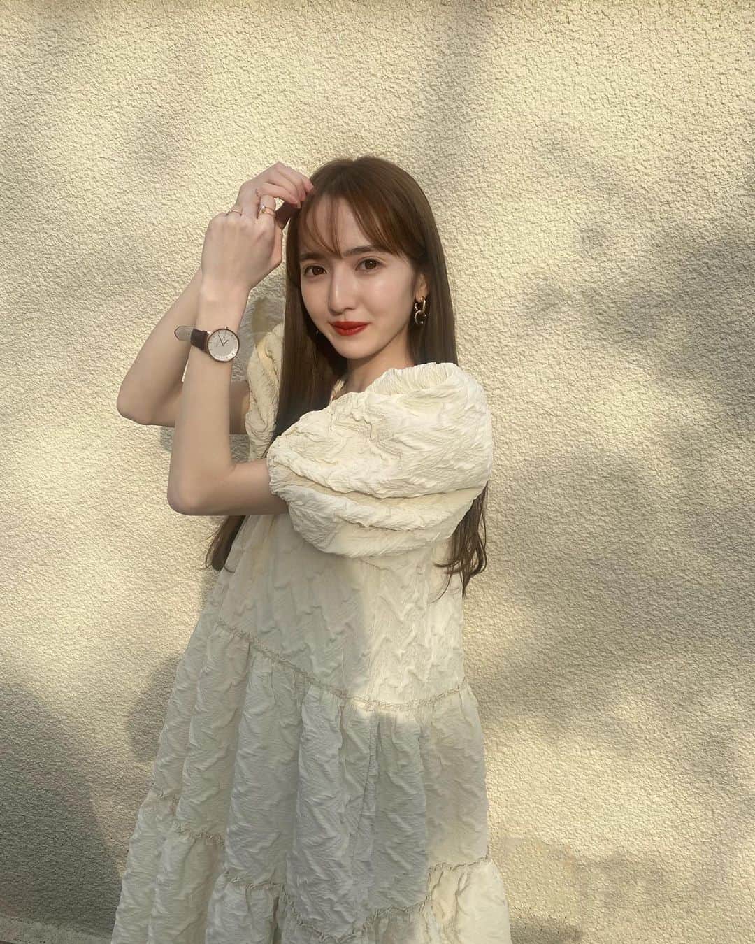 平木愛美のインスタグラム：「watch ⌚️😘💖 @nordgreenofficial_japan   普段あまり時計をつけてきておらずだったのですが、ファッション性のある、素敵なLOOKにも惹かれて、、、 ノードグリーンの時計を💚  最近ぽかぽかで、お天気よくて気持ちいいねー🌞 ついに３月もラストで明日からは４月の新年度！💕 そんなタイミングで時計をつけ始めてみるっ。  人や環境に配慮されたサスティナブルなデンマークの腕時計ブランドさんみたいで、今回私もはじめて知ったのですが、取り組みもとっっっても素敵で。🇩🇰 社会貢献プログラムという腕時計を購入の度に３つのNGO団体のうち自身で選んだ団体に寄付ができるそう！🧚‍♂️💞✨ ・中央アフリカ共和国の方へ２ヶ月間の清潔な水を提供 ・インドの子供への１ヶ月間の教育 ・中南米の５０平方メートルの熱帯雨林を保護  "何かしたい"けど"何からしていいのかわからない"などのかたも取り組みやすい、時計を購入。での寄付。😢💎🤍  時計もめちゃめちゃ可愛いのです💗💗🕰 今だと限定で、腕時計１本の価格で ＋α ストラップ１本の厳選セットがあるとのことで💛 私はローズゴールドにブラウンレザーのストラップを！  そして今回は１５％offとなる、クーポンコードも発行してくださったの！🤴 【manamih】 もし気になったかたがいたらぜひ使ってしまってください🧡  #ノードグリーン #nordgreen #腕時計 #pr」