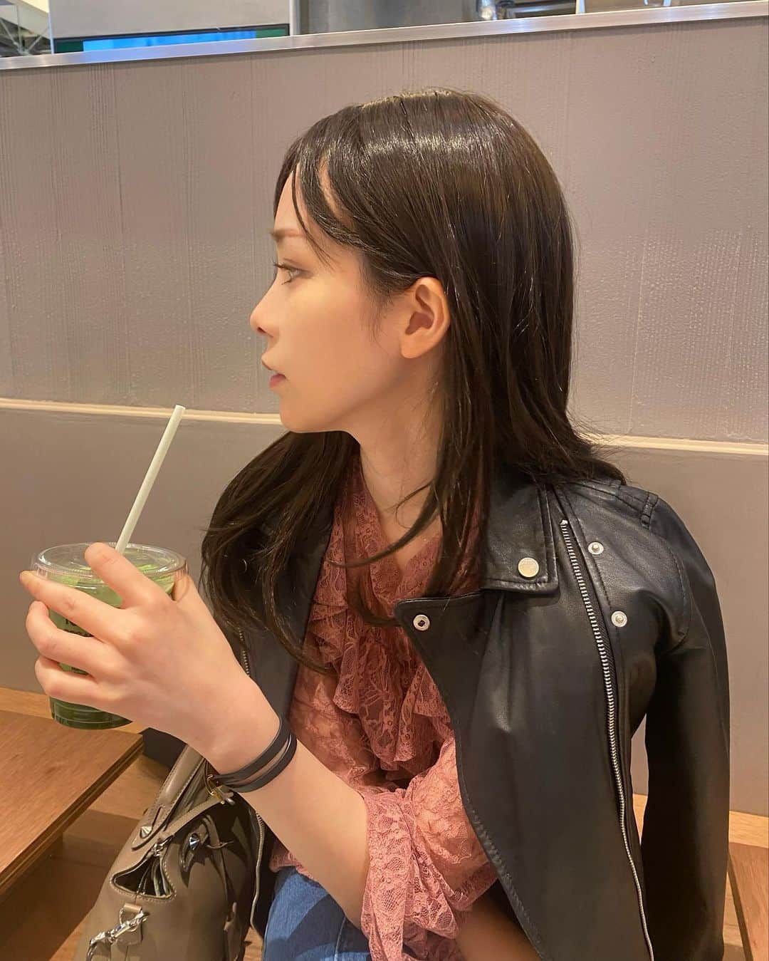 黒澤詩音のインスタグラム：「気分でロング。 ロングだと強そうby柴田アナ  大人しくショートで居ます。笑 でもフェミニンなお洋服着たい時はロングのが似合うんですよね。  ショートにしてからは、スタイリストさんも綺麗めのお衣装を用意してくださっています。 いつも2、3着ほど用意していただいて、選ばせていただいています。  春の陽気だけでしあわせ。 （腕に謎のアザが、、、？なんだろ？）  #ddtpro 観てきた #ロングヘア #アナウンサー」