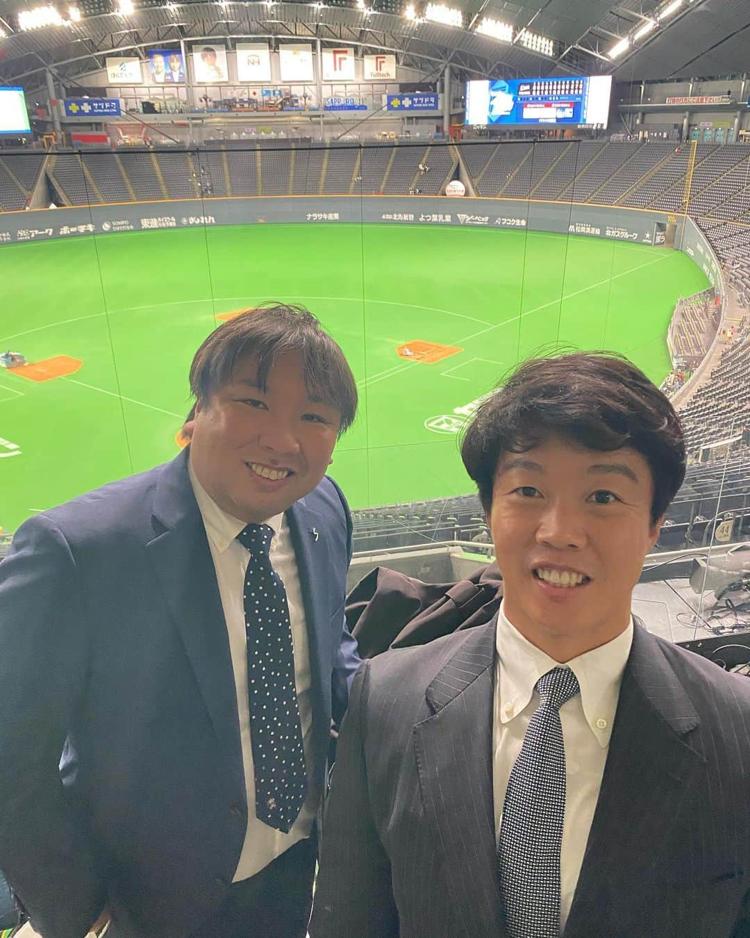 鶴岡慎也さんのインスタグラム写真 - (鶴岡慎也Instagram)「今季初勝利 今日は里崎さんと一緒にBSテレ東さんで札幌ドームからファイターズ対ライオンズ戦を解説させていただきました。  ファイターズ悲願の今季初勝利を見届けてきました😊  今日は打撃陣が理想的な得点をあげましたが、やはり僕は宇佐見捕手をMVPにあげたいと思います❗️  立野投手が立ち上がりから力のあるストレートを投げてたのを察してストレート待ちのバッターにあえてストレートで勝負して押し込んで打ち取ったことが2回り目からの変化球をより有効にさせたと思います❗️  バッティングもキャンプからいい形で打てているのをずっと継続出来て、追加点に繋がるヒットも出ました。  清水選手のバッティングも好調なのでよりハイレベルな正捕手争いがチーム力を押し上げていくのは確実なので切磋琢磨して投手陣を引っ張っていって欲しいです‼️😊  新庄BIGBOSS初勝利おめでとうございます㊗️  里崎さんの解説はキレ、深み共に素晴らしくて本当に勉強させていただきました❗️  #lovefighters #新庄BIGBOSS #初勝利 #札幌ドーム #BSテレ東 #里崎智也　さん #宇佐見真吾 #清水優心 #捕手」3月31日 22時38分 - shinya_tsuruoka