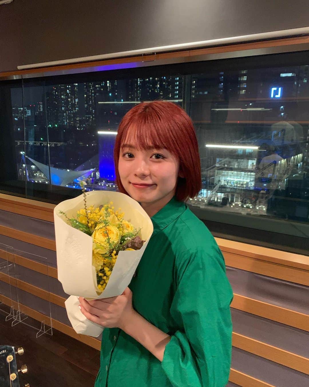 足立佳奈のインスタグラム：「幸せな1年3ヶ月。 Inter FM「Knicks Lounge」 ありがとうございました！！  音楽とスニーカーの番組なんですが、 スニーカー愛溢れる、 DJ玉ちゃんと、 ゲストの皆さんに囲まれて、 沢山の学びがあって、 楽しい時間でした！！  ありがとうございました！！」
