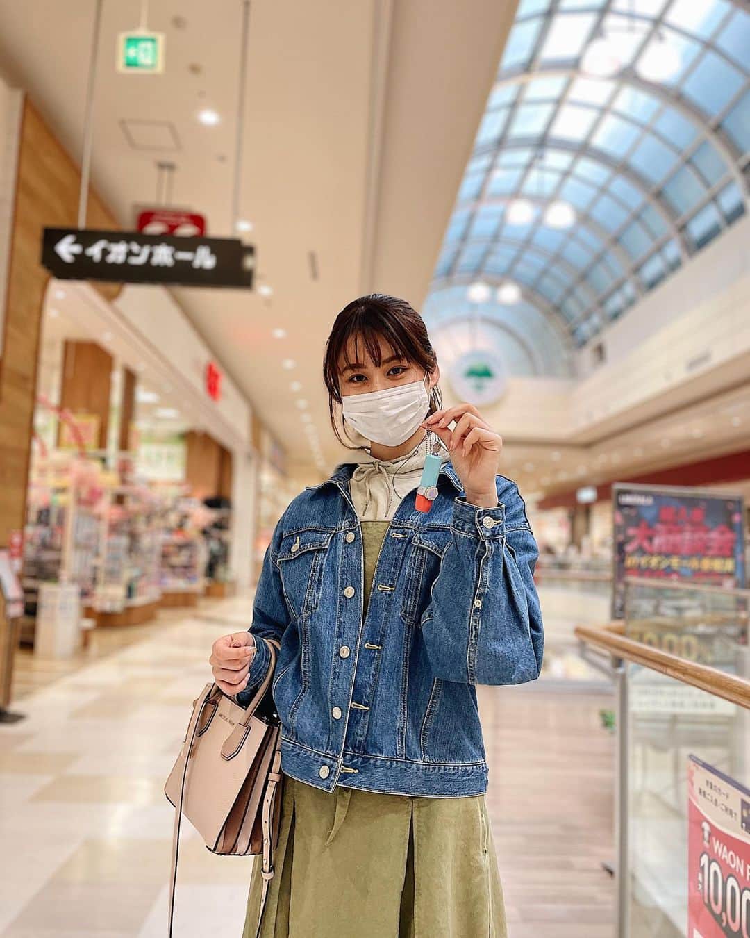 井上志帆子のインスタグラム：「中学生の春休みみたいな一日を過ごした あべっこりーガチャガチャでゲットした物を見せびらかしてる、ちゃんと手先まで意識してる」