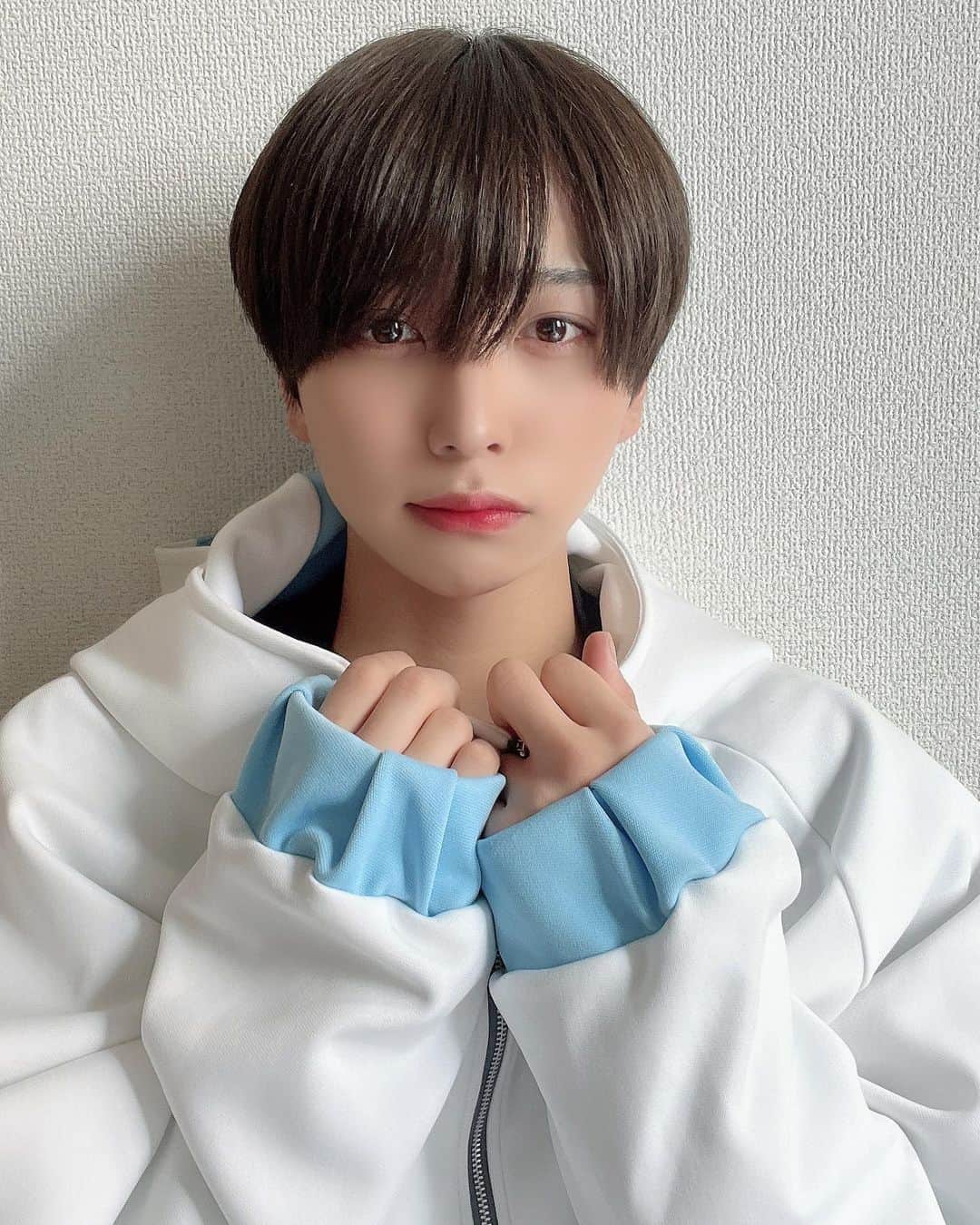 のインスタグラム：「真顔 . . . #自撮り #雰囲気#雰囲気男子#自撮り界隈 #雰囲気だけ #メンズアイドル #メン地下 #モデル #アイドル #自撮り女子#自撮り男子 #じどり #idol #マッシュ #被写体モデル #beautiful  #follow #followforfollowback #followers #followｍe #サロンモデル  #fff」
