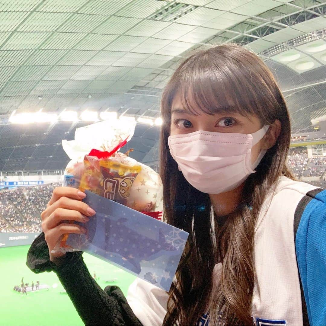 牧野真莉愛さんのインスタグラム写真 - (牧野真莉愛Instagram)「♡ ♡ 姉が買ってくれた💕 LOVE❤️新庄 ＆ どこの球場にでもいるマダムがくれた💕💕 お赤飯🐻メッセージ🐻お菓子 ＆＆ お友達三姉妹がくれた💕💕💕 お手紙💗お菓子 ＆＆＆ 三女が届けてくれた🦈アイス 🐻🐻🐿🦊 札幌ドームへ行きましたまりあ🐰2022.3.29 つづく ♡ ♡  #LOVE新庄 ❤️ #lovefighters 🐻🐻🐿🦊 #北海道日本ハムファイターズ 💖 #モーニング娘22 #morningmusume22 #牧野真莉愛」3月31日 22時54分 - maria_makino.official