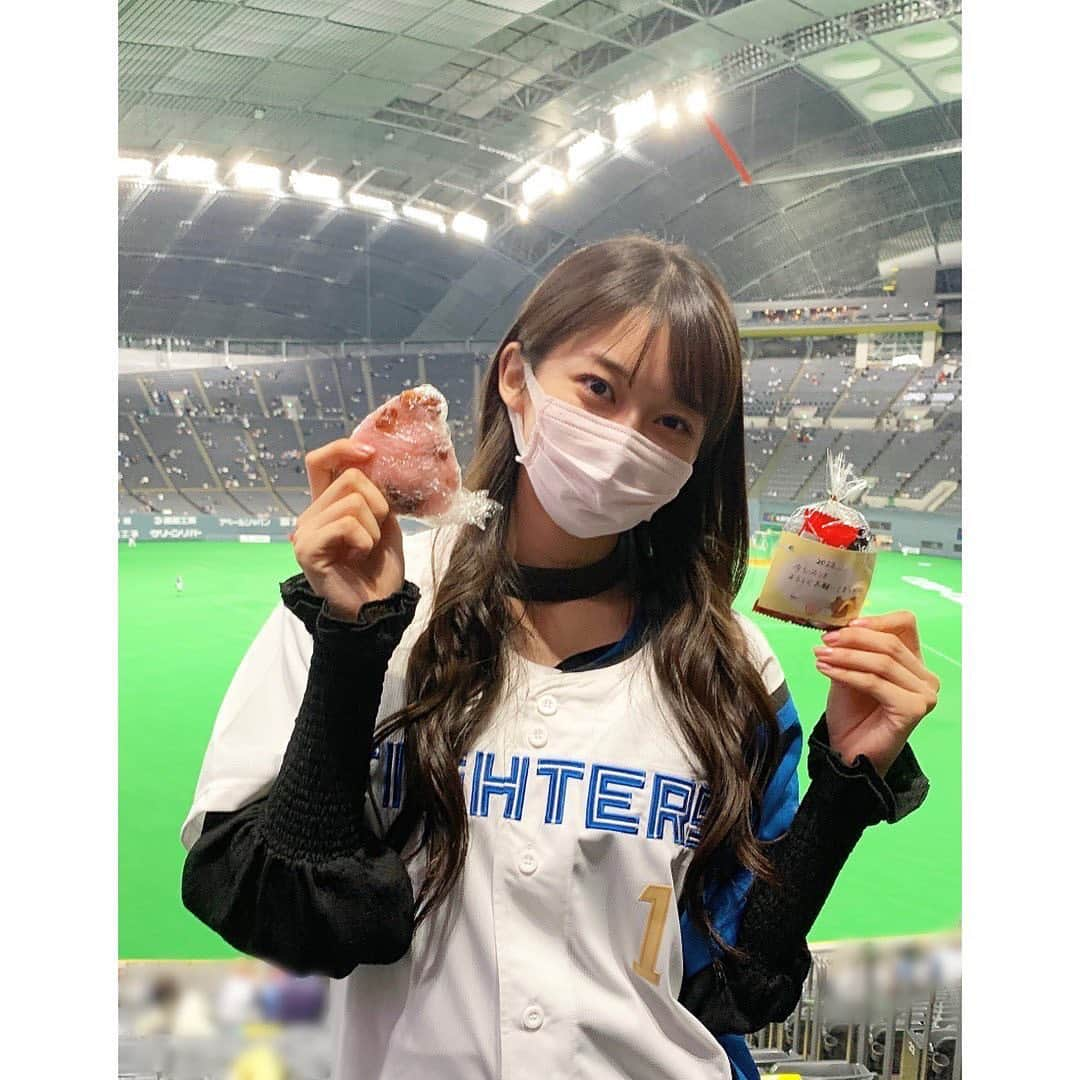 牧野真莉愛さんのインスタグラム写真 - (牧野真莉愛Instagram)「♡ ♡ 姉が買ってくれた💕 LOVE❤️新庄 ＆ どこの球場にでもいるマダムがくれた💕💕 お赤飯🐻メッセージ🐻お菓子 ＆＆ お友達三姉妹がくれた💕💕💕 お手紙💗お菓子 ＆＆＆ 三女が届けてくれた🦈アイス 🐻🐻🐿🦊 札幌ドームへ行きましたまりあ🐰2022.3.29 つづく ♡ ♡  #LOVE新庄 ❤️ #lovefighters 🐻🐻🐿🦊 #北海道日本ハムファイターズ 💖 #モーニング娘22 #morningmusume22 #牧野真莉愛」3月31日 22時54分 - maria_makino.official