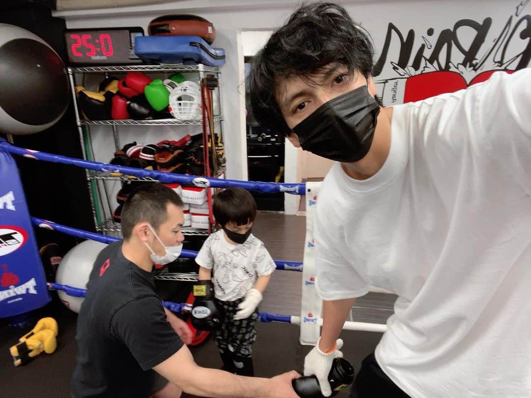 アレクサンダーのインスタグラム：「カゲトラと２日連続キックボクシング🥊🥊🥊🥊 親子でキックボクシングなんて 最高だよ　世界一幸せだったかも」