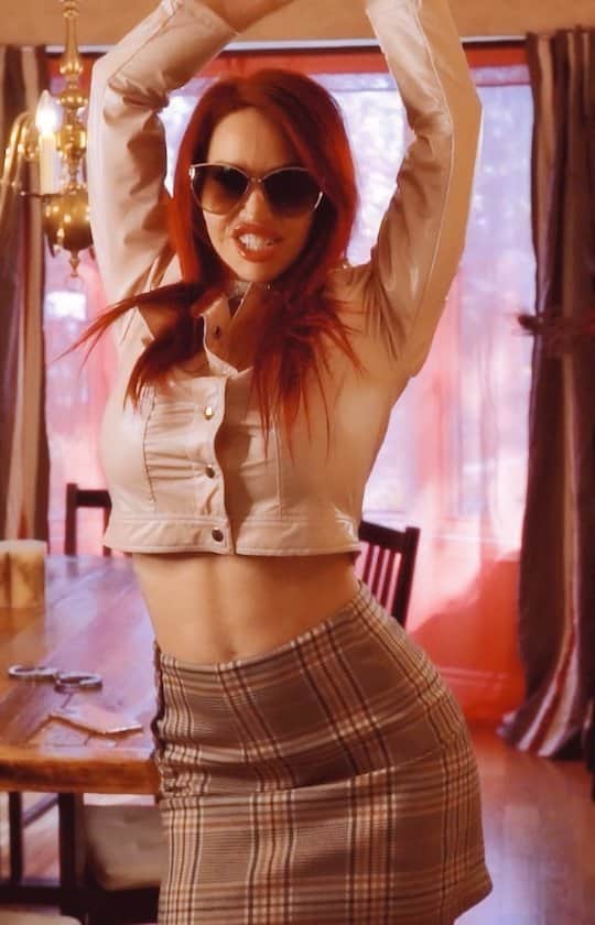 ビアンカ・ボーチャンプのインスタグラム：「Time for some serious business at ILOVEBIANCA 💥 #redhead #sunglasses #business #temp #tightskirt #legs #heels #highheels」