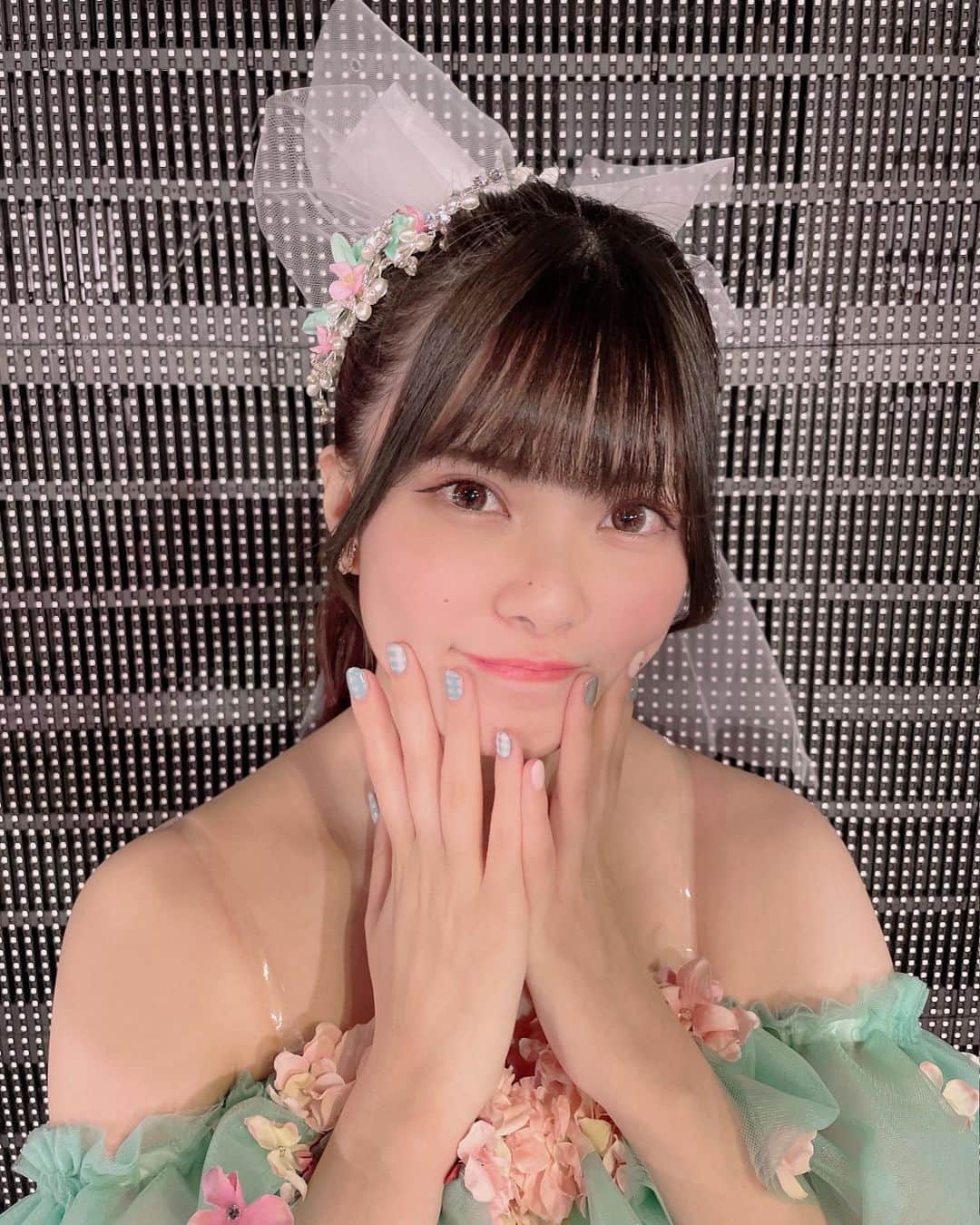 奈良未遥のインスタグラム：「・ ・ ・ ・  卒業おめでとう💐  沢山沢山頼って甘えても助けてくれて 支えてくれて 本当にありがとうでいっぱいです。 笑顔でキラキラしてアイドルを卒業する姿はカッコよくて眩しいくらいでした！  ほん〜とよく頑張ったね お疲れ様でした これからも沢山笑おうね‪✌︎  だいすき  #角ゆりあ卒業公演」